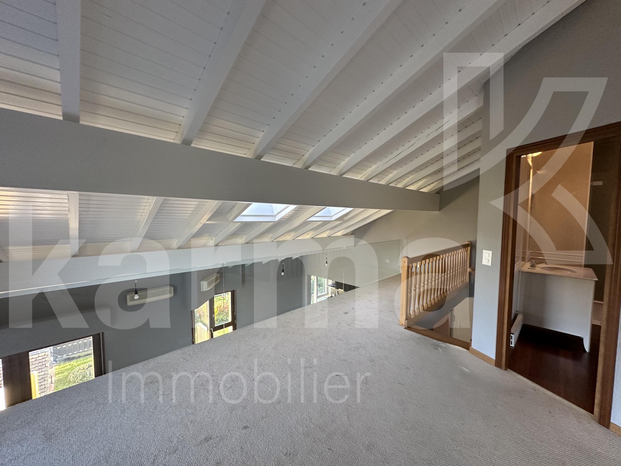 Dachgeschoss-Galerie mit Blick ins Treppenhaus