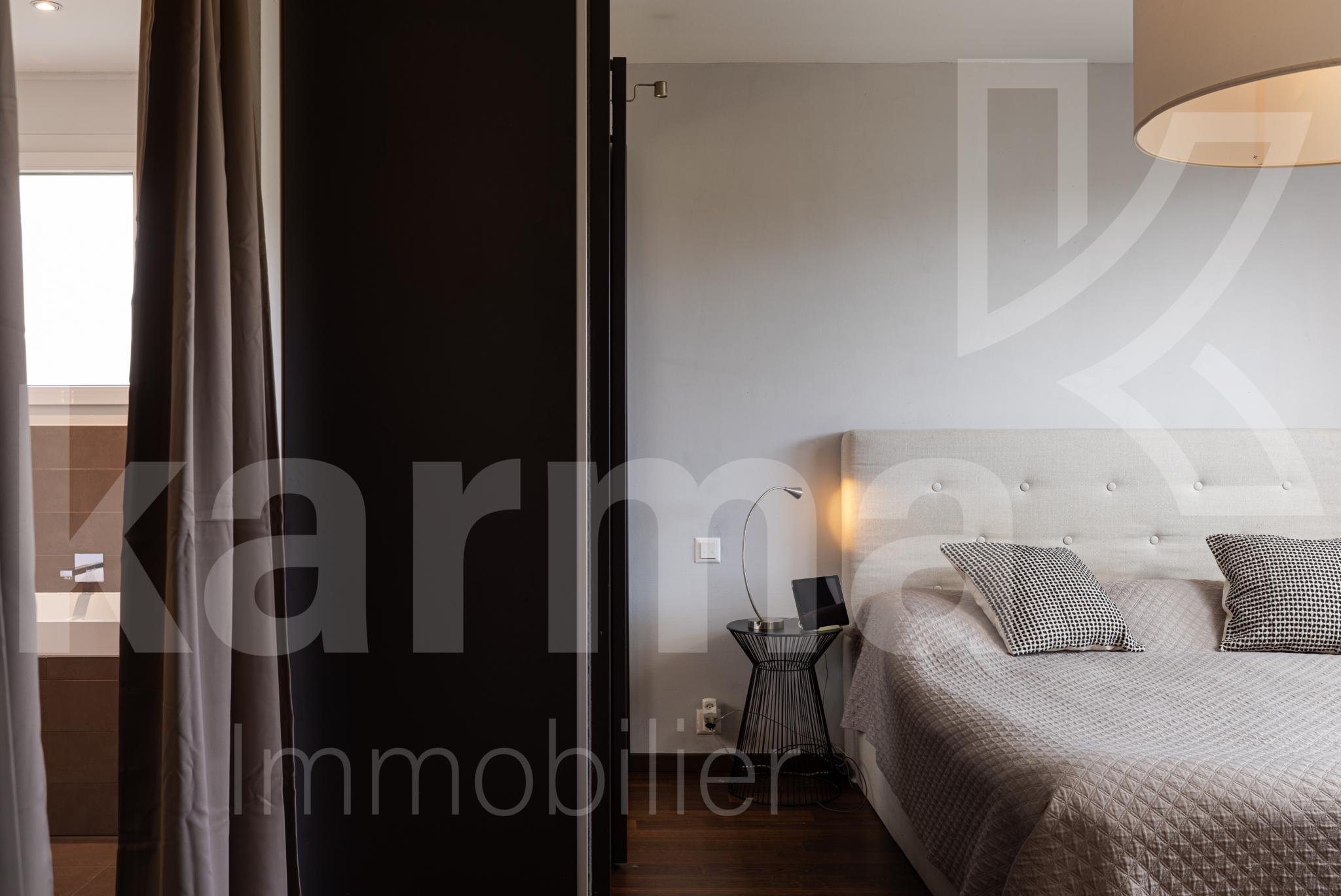 Modernes Schlafzimmer mit angrenzendem Bad
