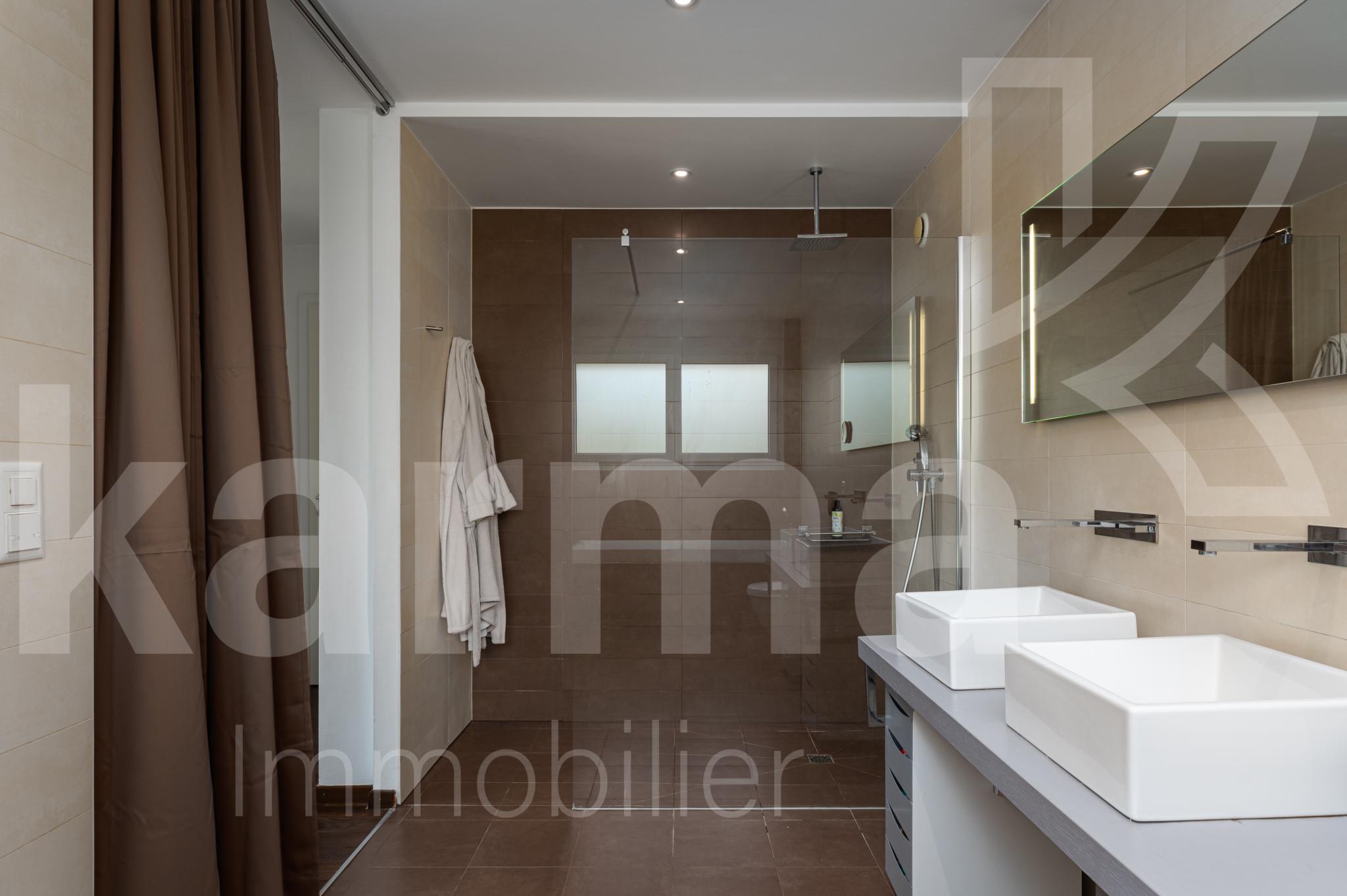 Modernes Badezimmer mit begehbarer Dusche und Doppelwaschbecken