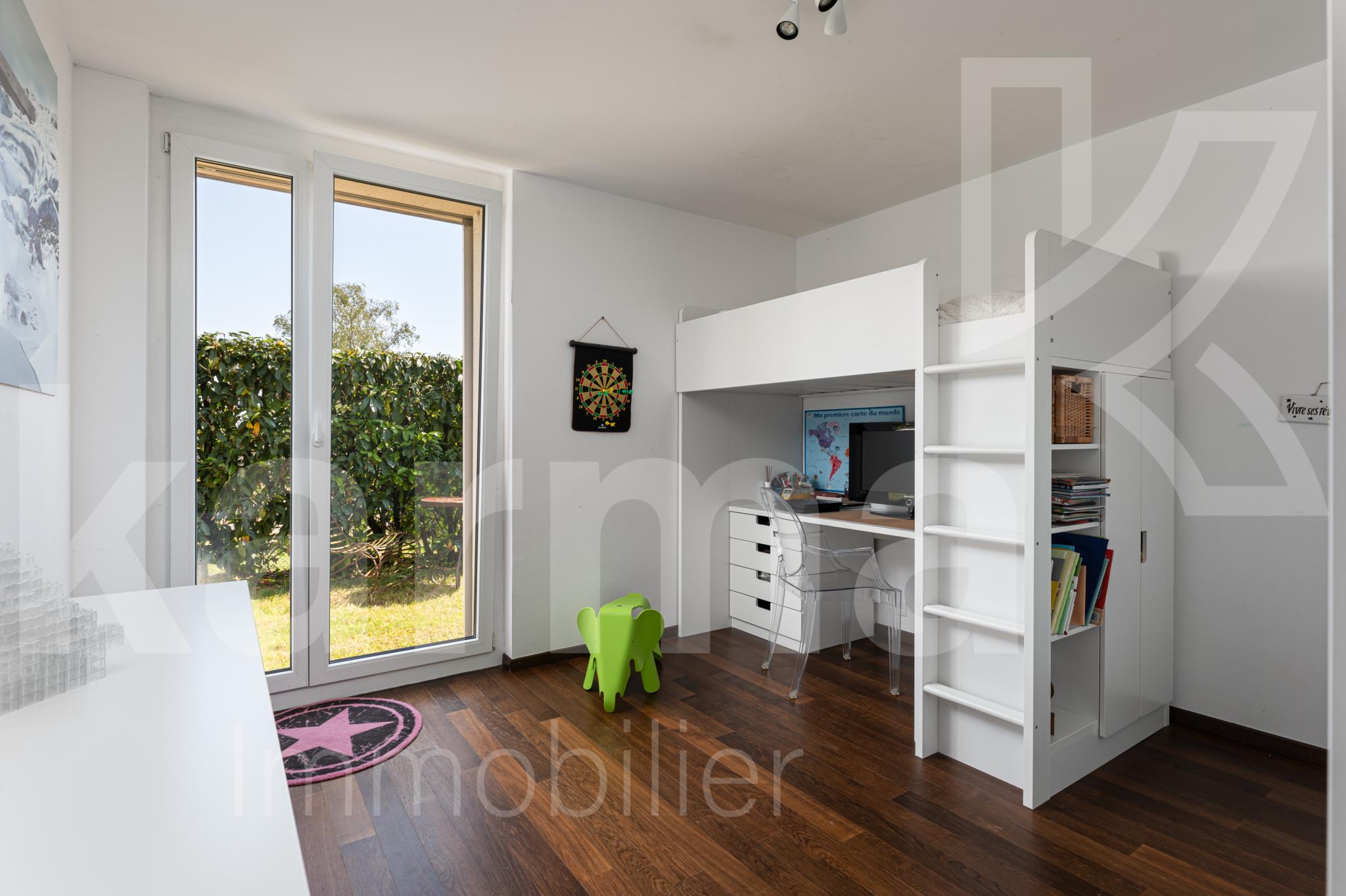 Kinderzimmer mit Hochbett und Schreibtisch