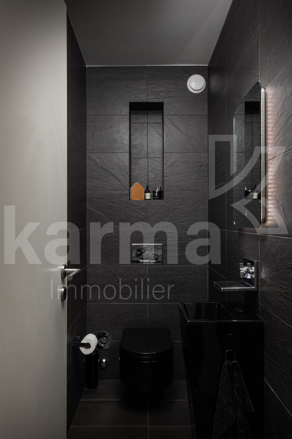 Modernes Gäste-WC in dunkler Ausführung