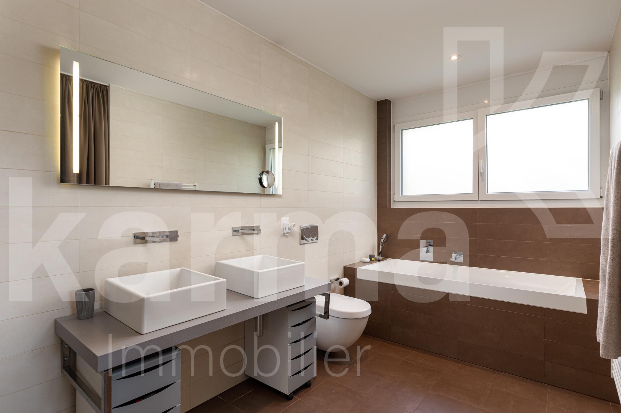 Modernes Badezimmer mit Doppelwaschtisch und Badewanne