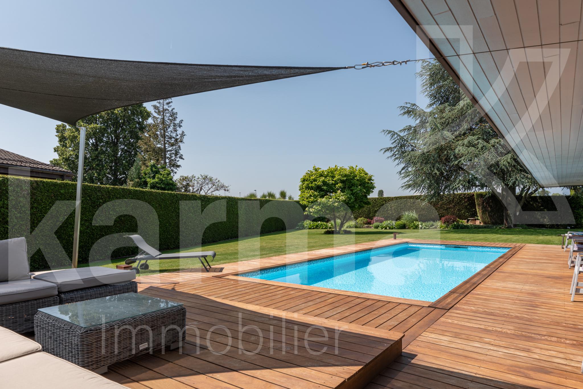 Poolbereich mit Holzdeck