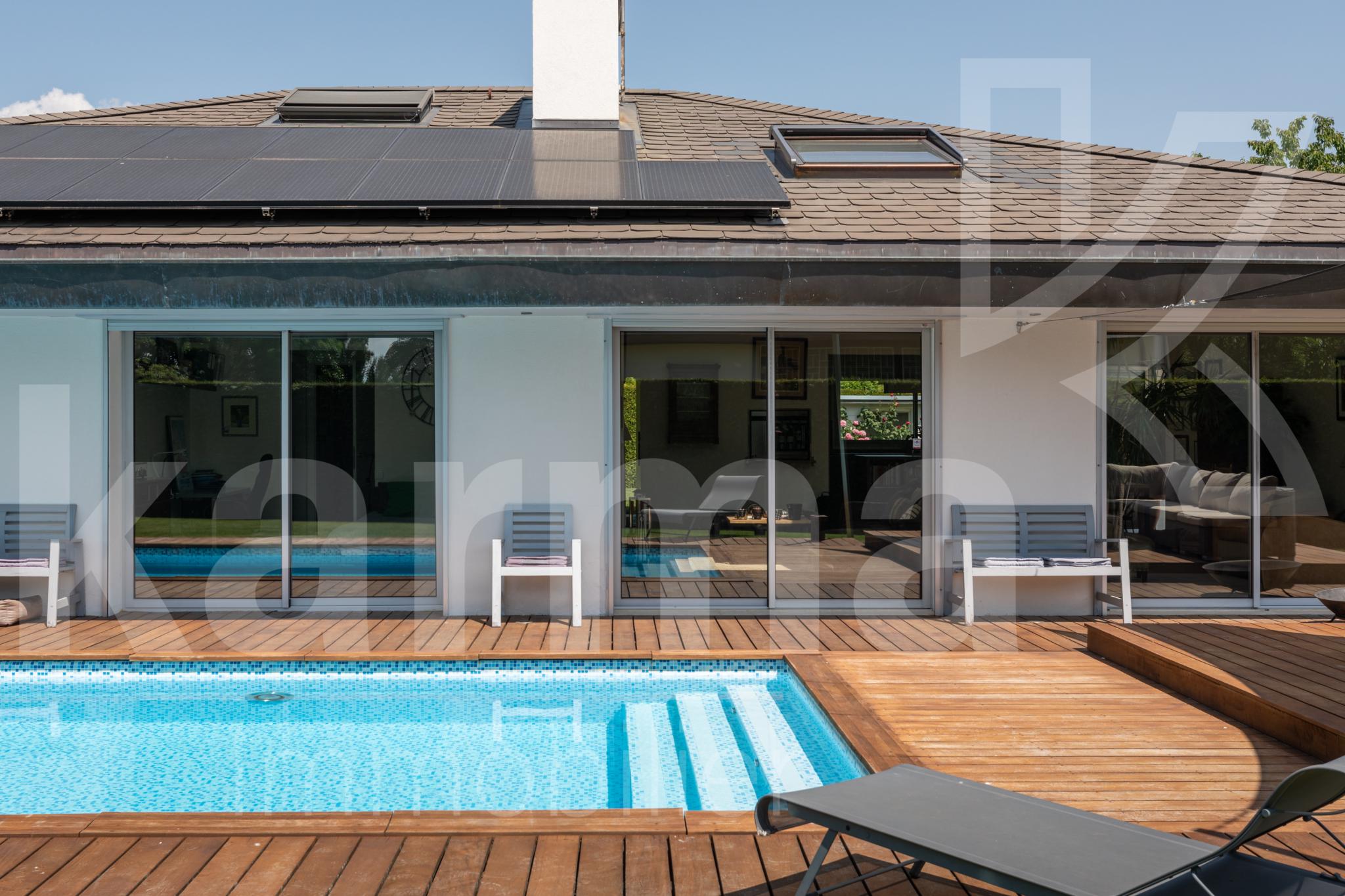 Außenansicht eines modernen Hauses mit Pool und Terrasse