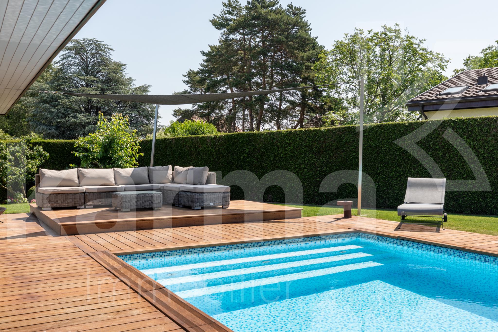 Poolterrasse mit Lounge und Garten