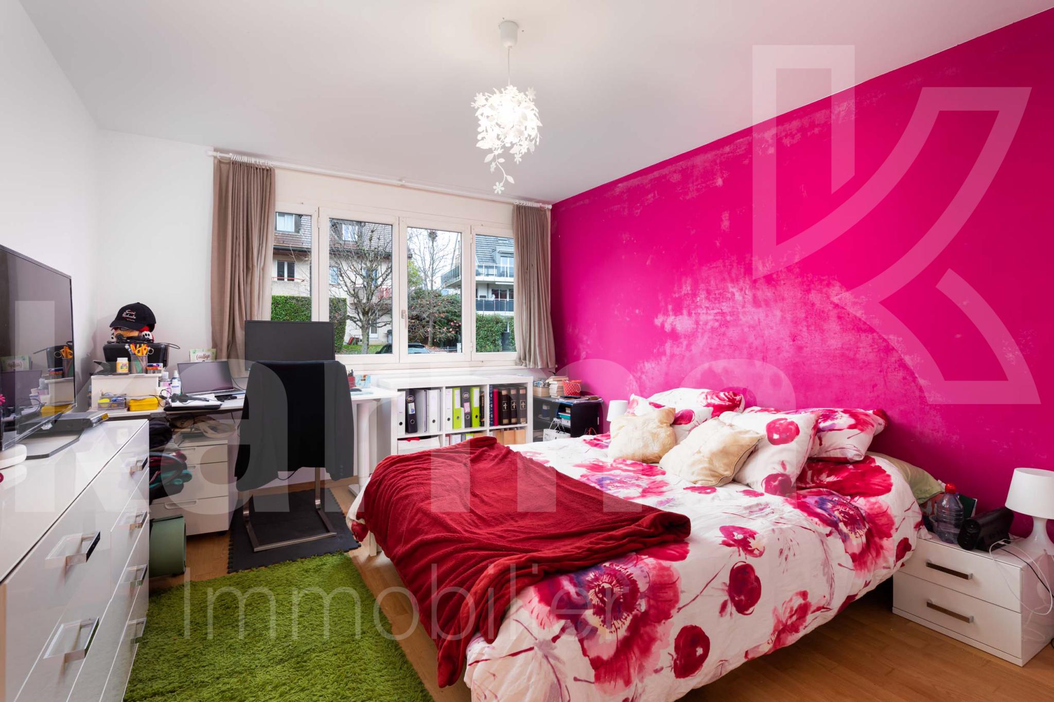 Schlafzimmer mit Arbeitsbereich