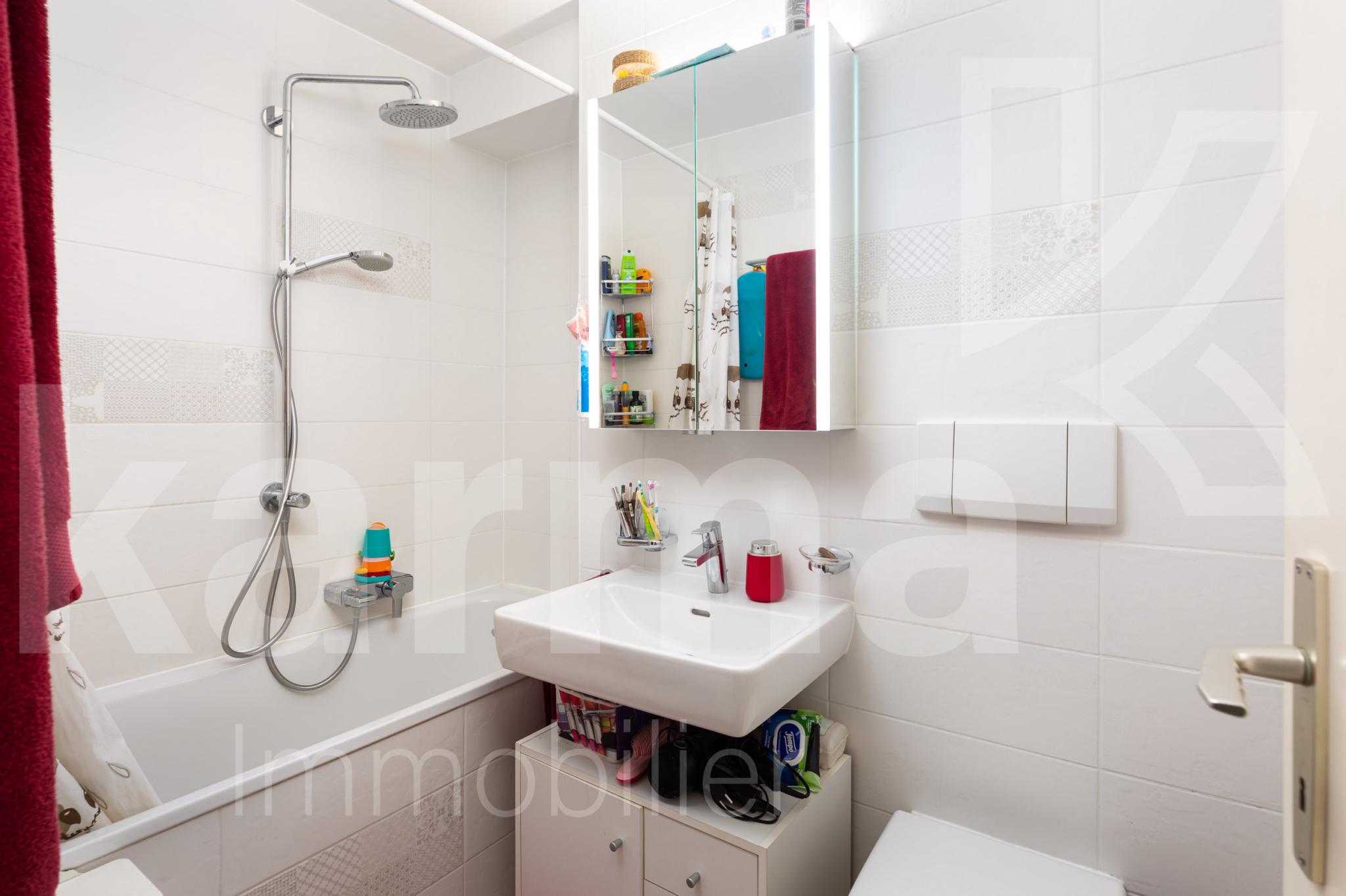 Helles Badezimmer mit Wanne, Dusche und Waschbecken