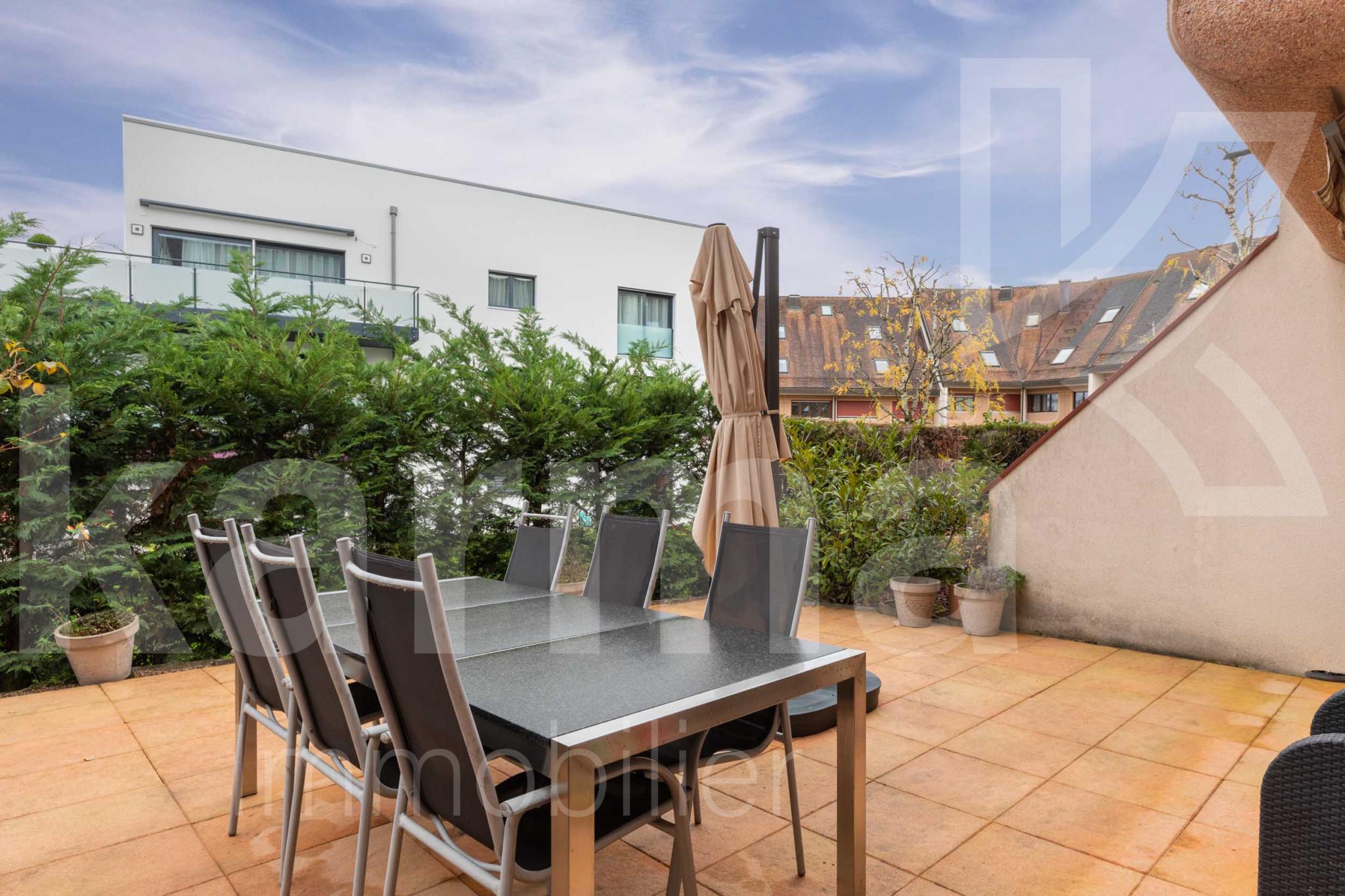 Terrasse mit Esstisch und Blick auf Wohnbebauung