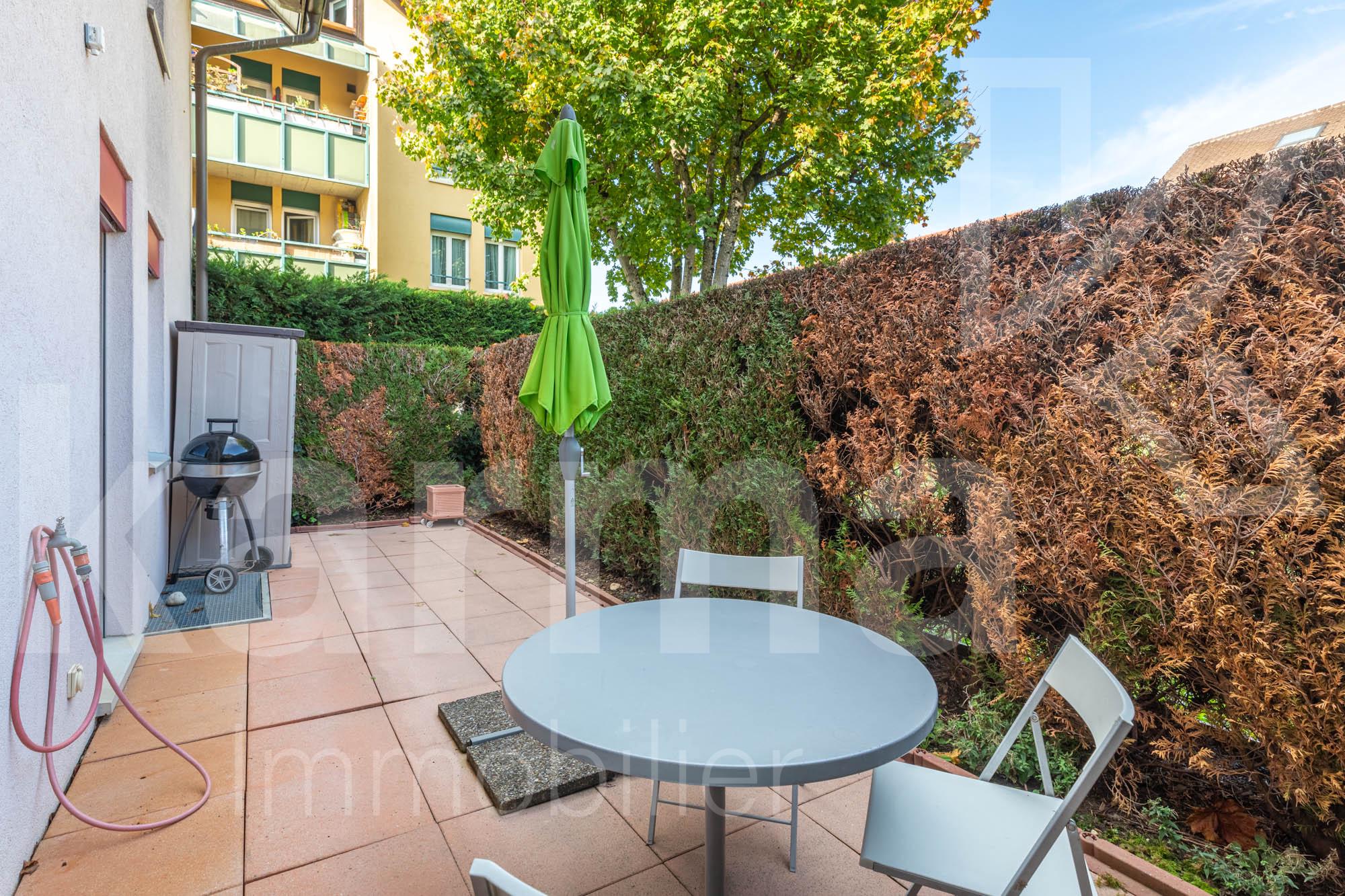 Terrasse mit Sitzgruppe und Grill