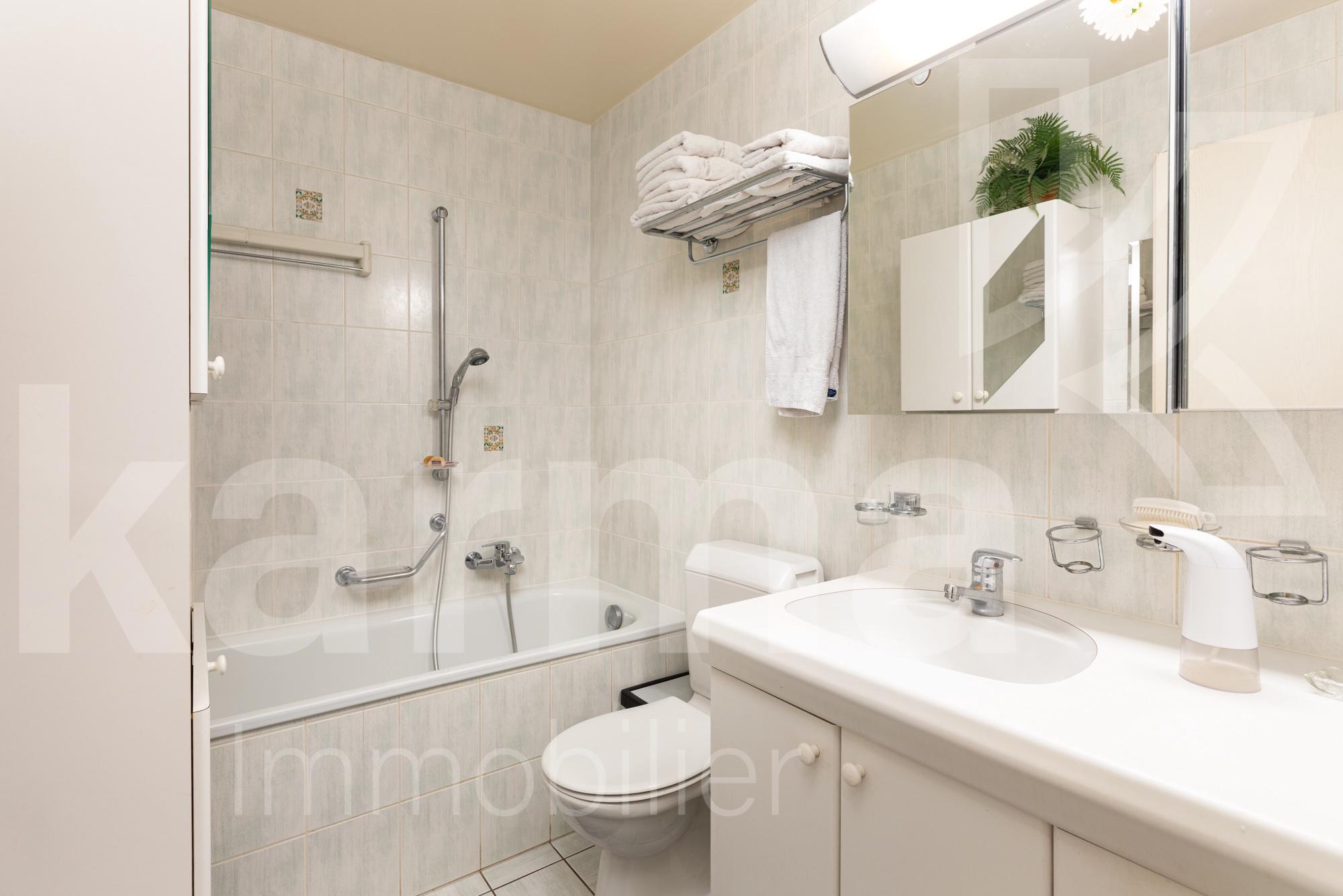 Kleines helles Badezimmer mit Badewanne und WC