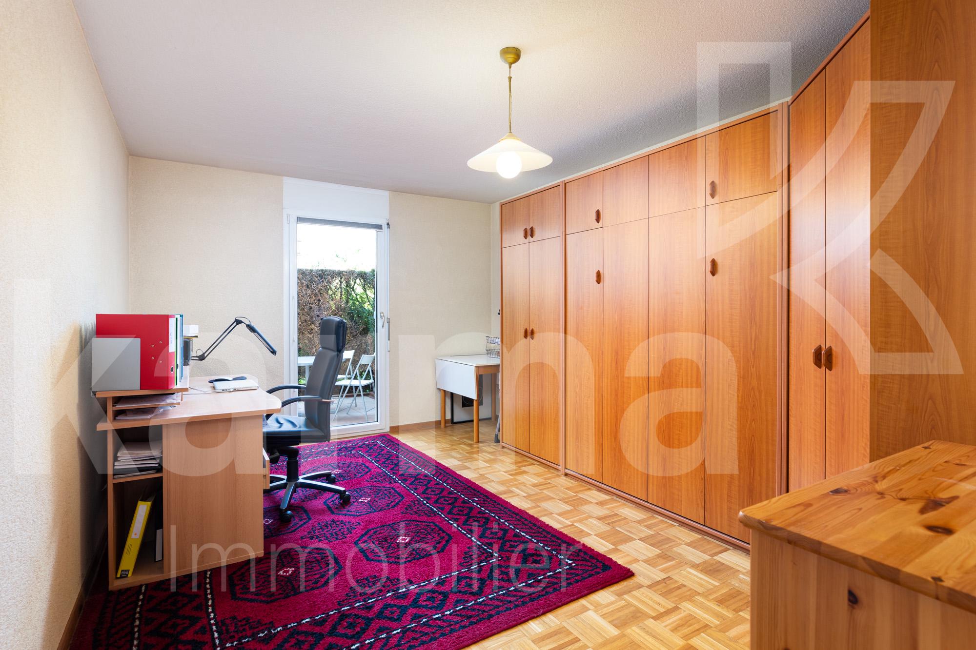 Arbeitszimmer mit Einbauschränken