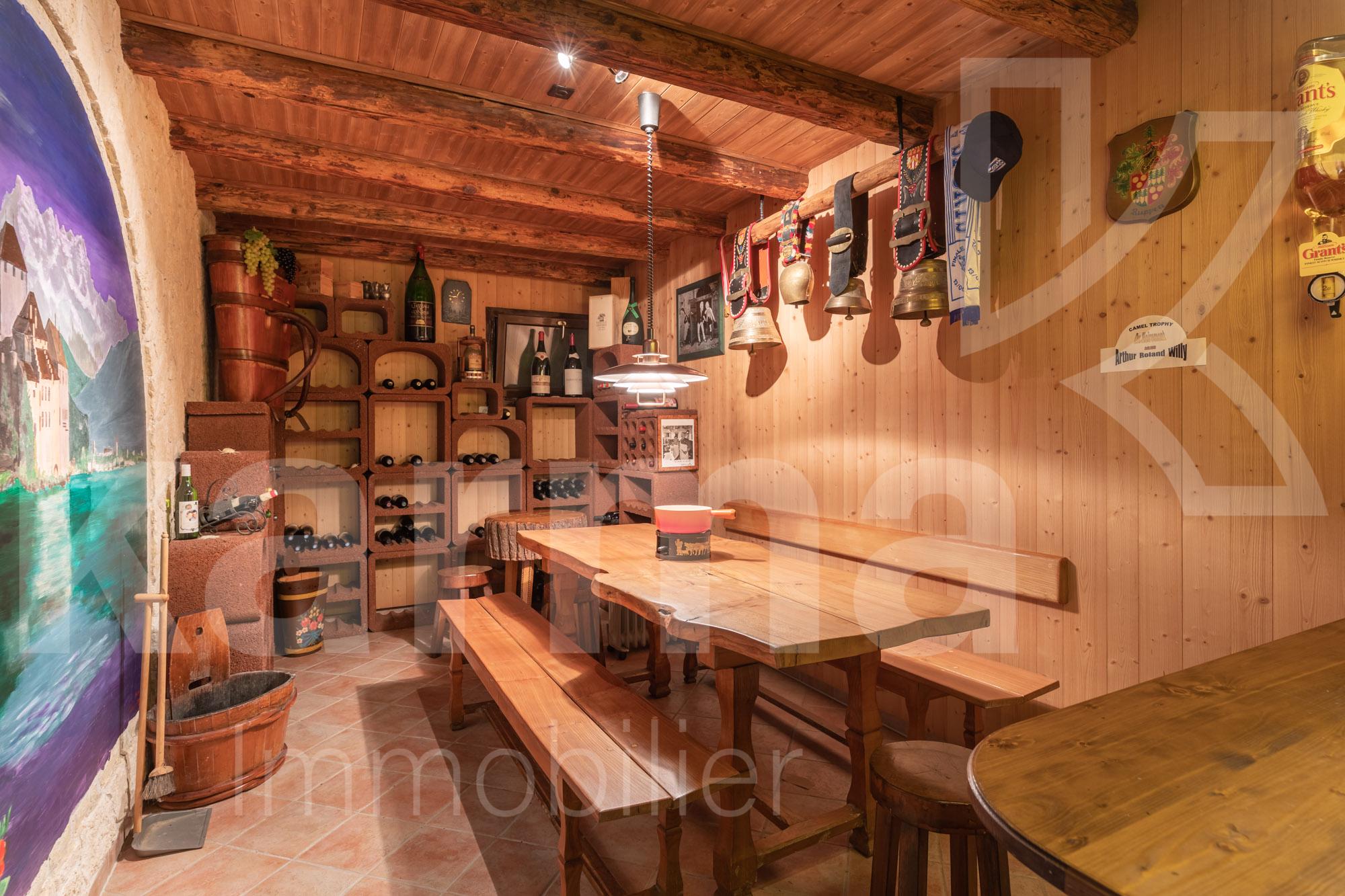 Rustikale Weinstube mit Holzausstattung