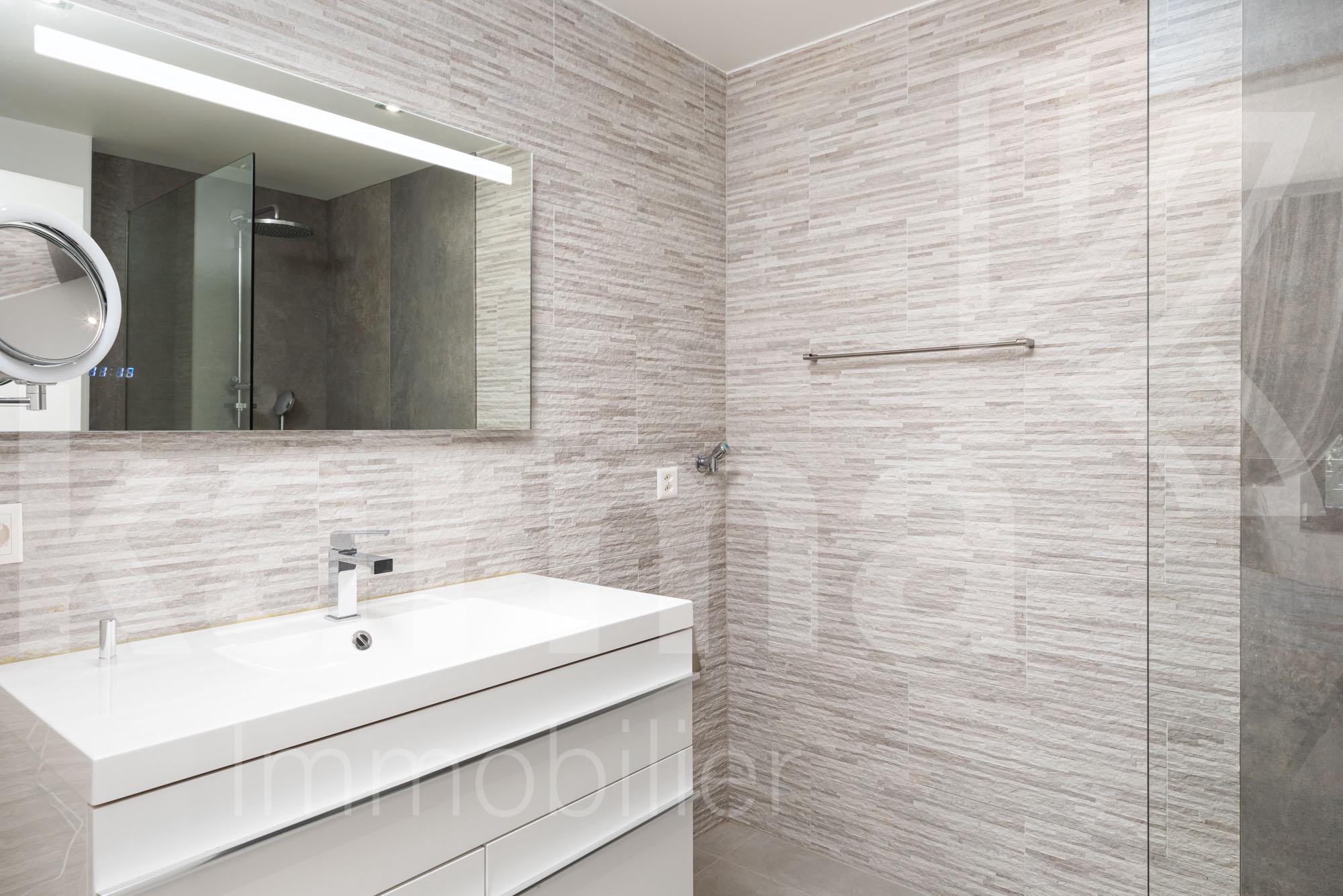 Modernes Badezimmer mit Glasdusche