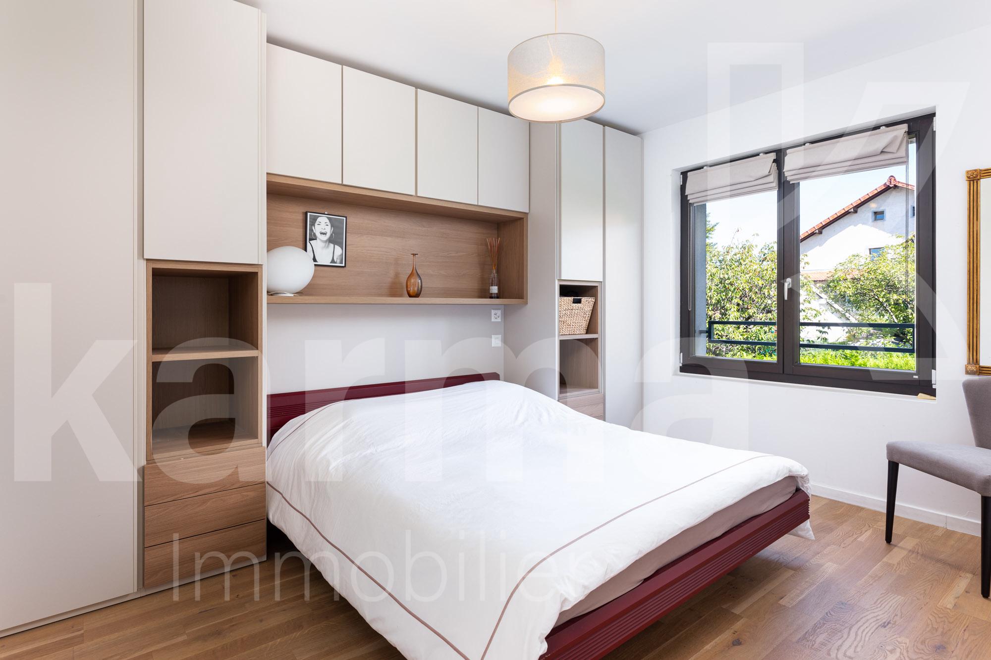 Helles Schlafzimmer mit Einbauten