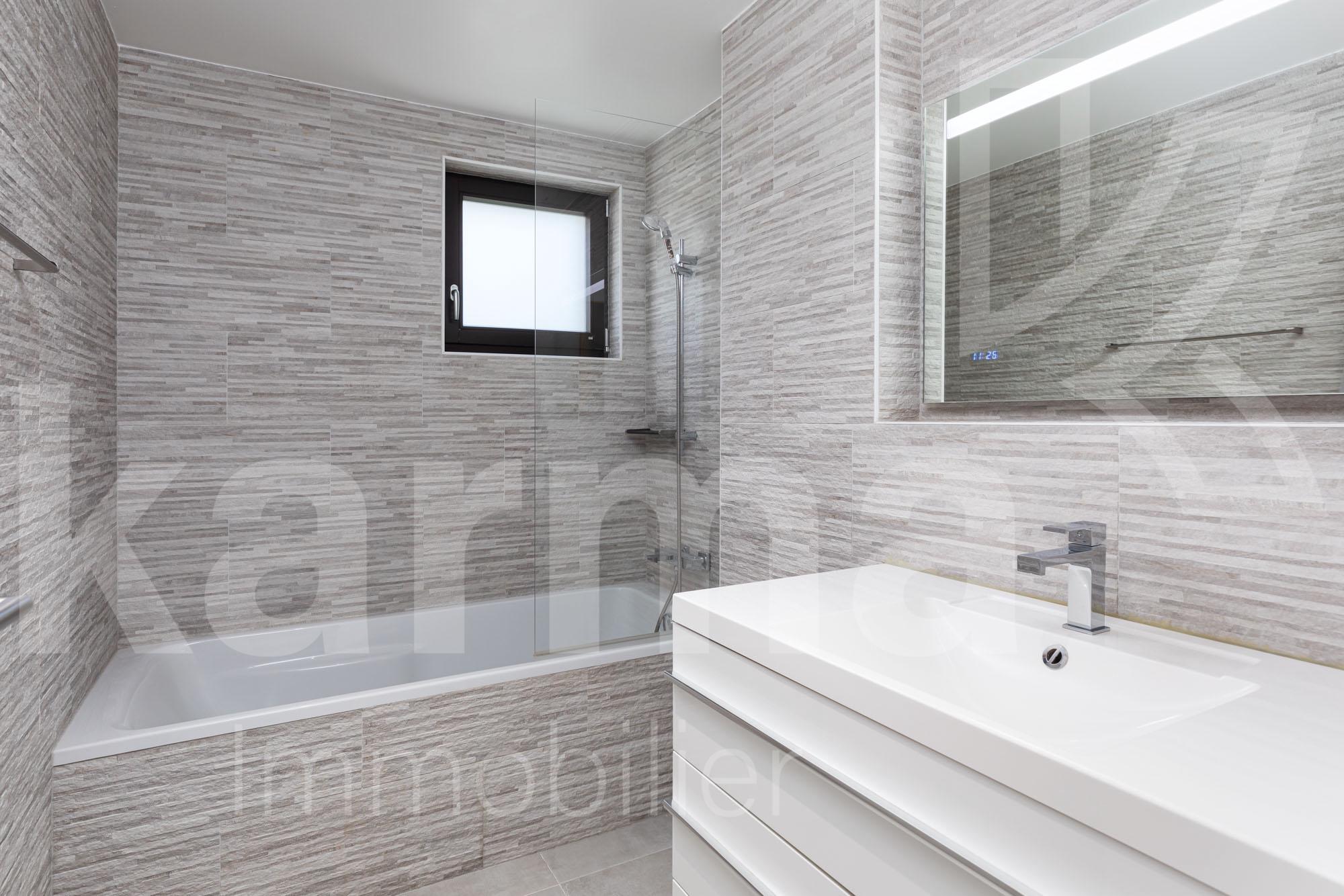 Modernes Badezimmer mit Badewanne und Waschtisch