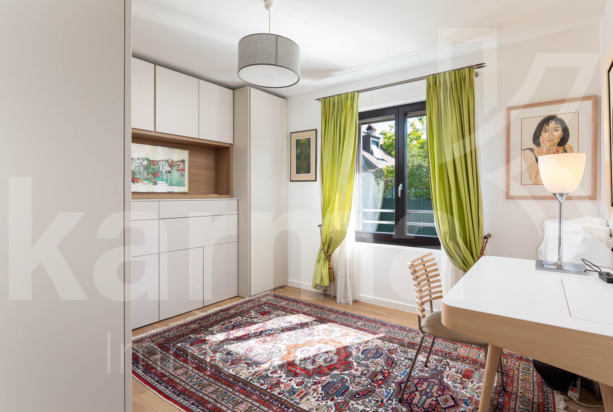 Helles Arbeits- bzw. Gästezimmer mit Fenster und Einbaumöbeln