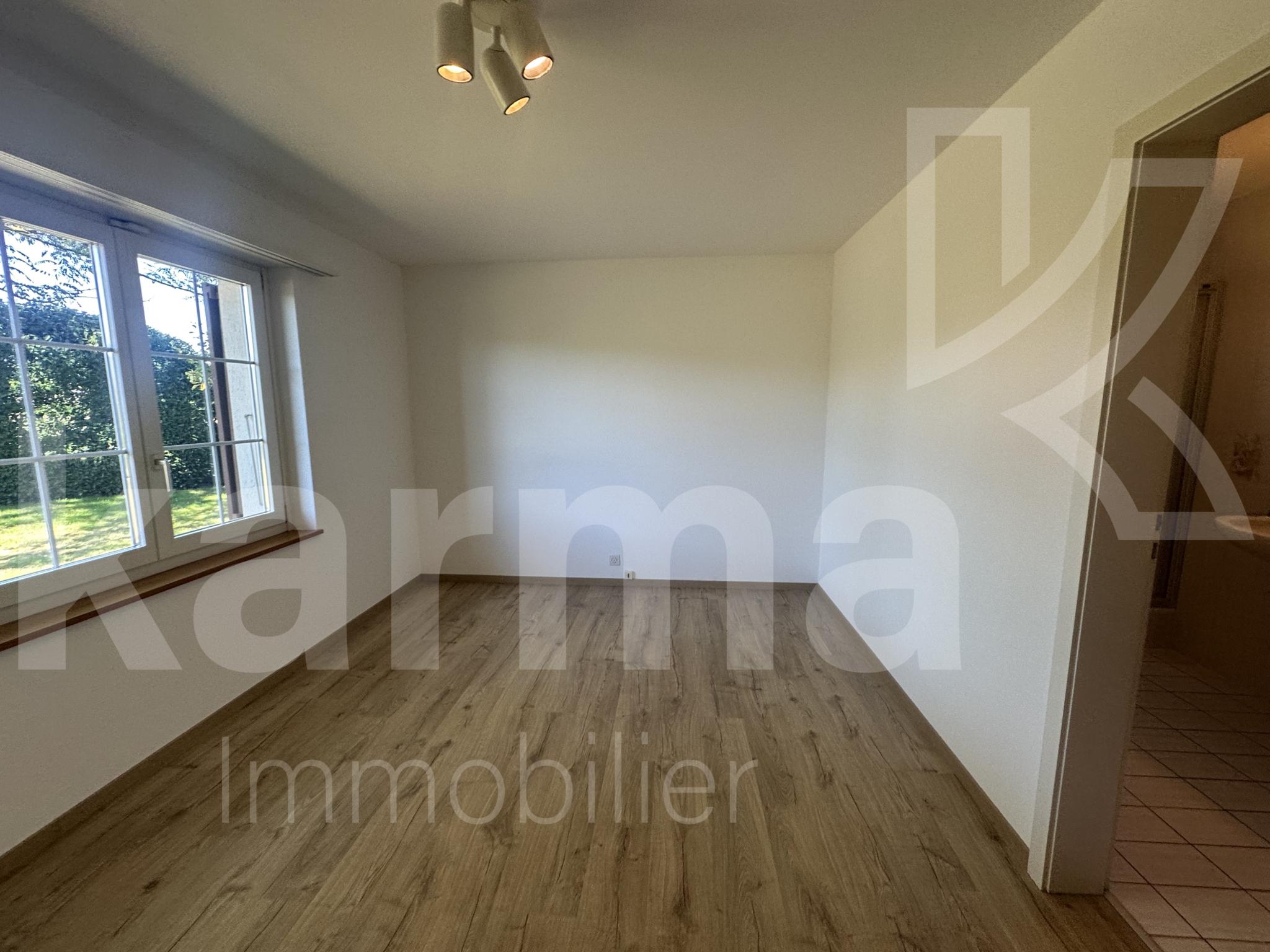 Leerer Wohnraum mit Holzoptikboden