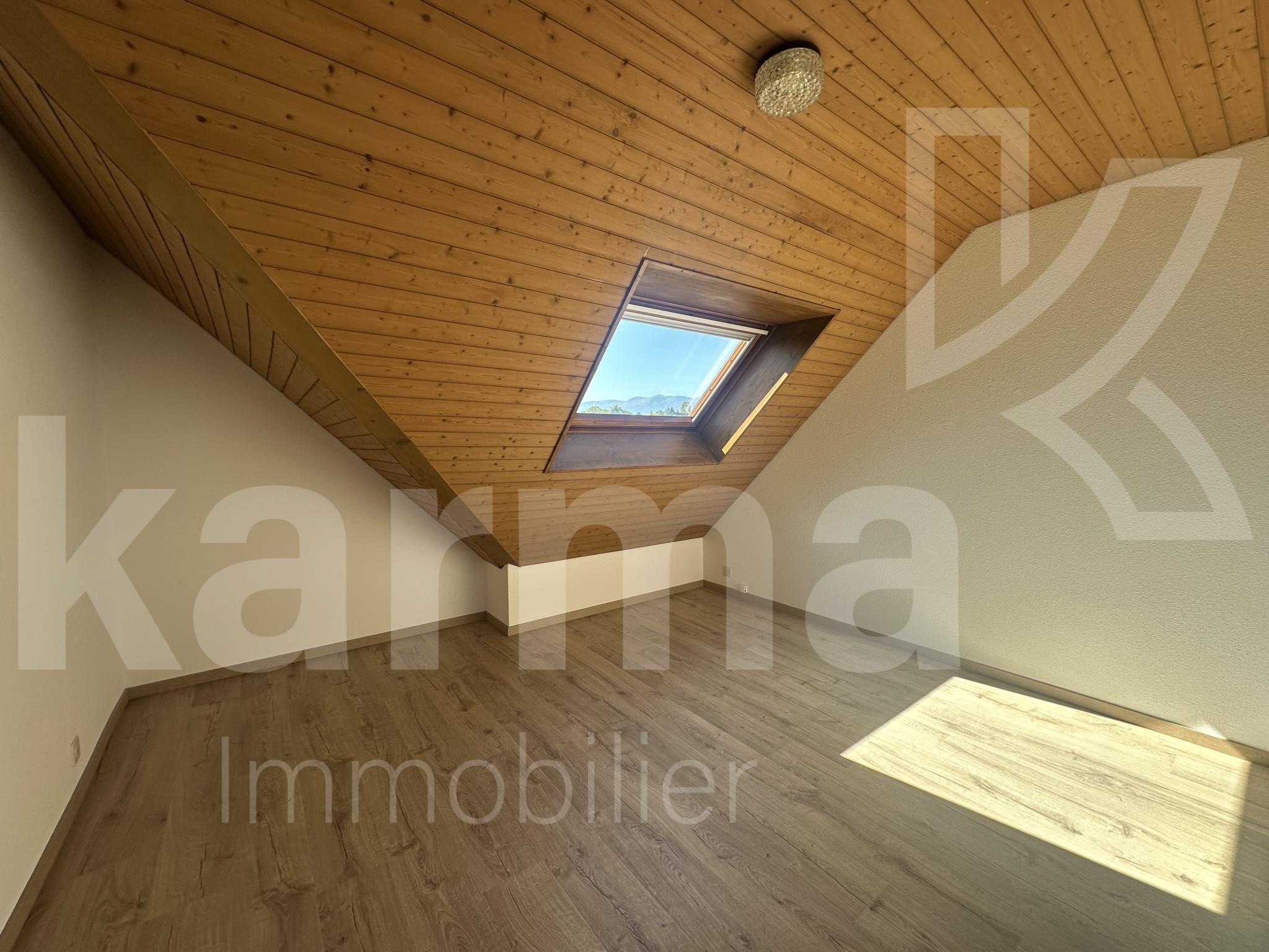 Dachgeschosszimmer mit Dachfenster