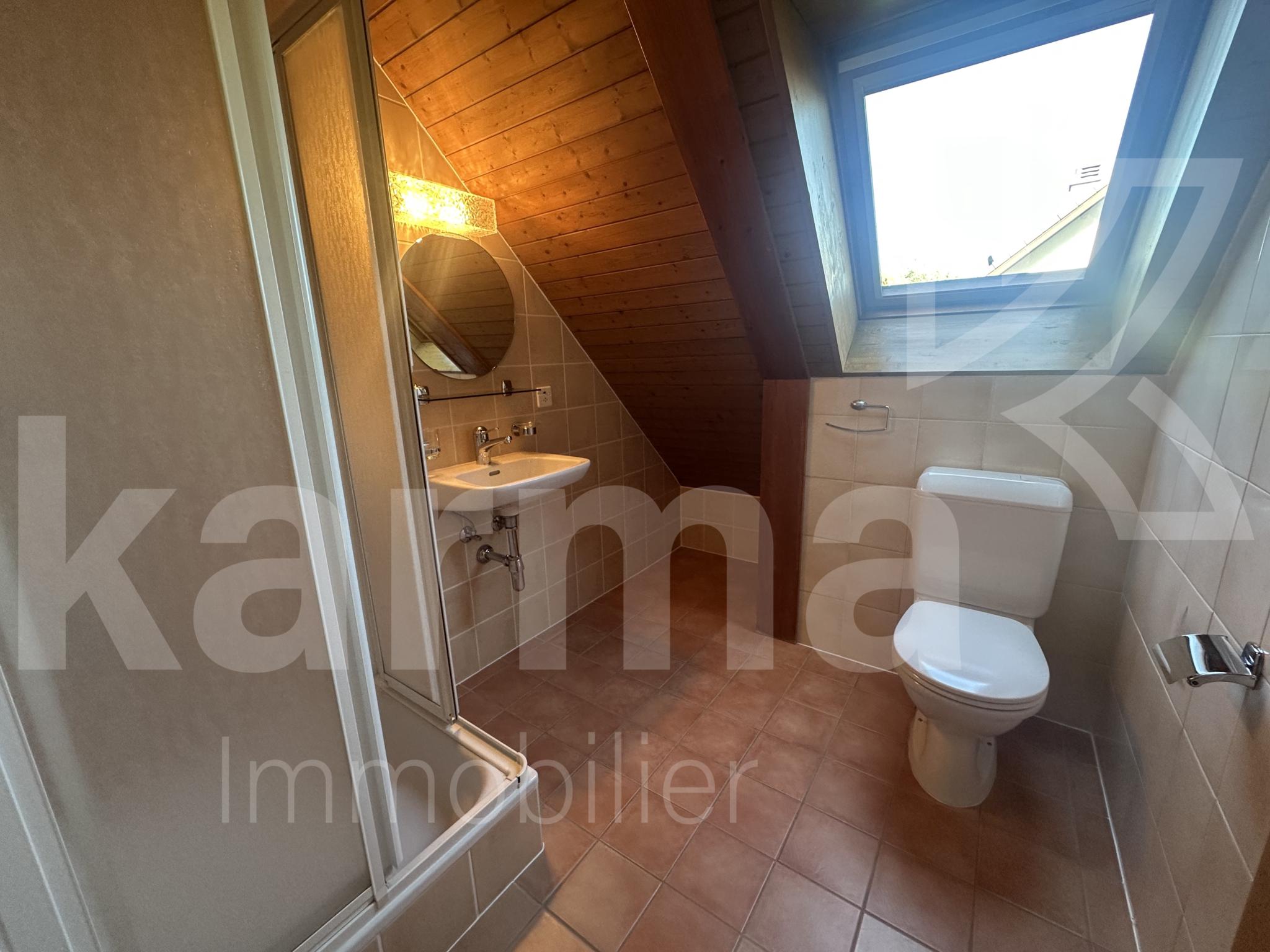 Kleines Badezimmer mit Dachfenster