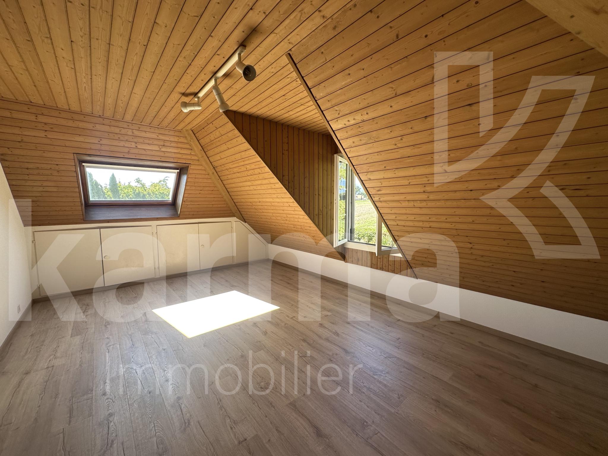 Dachgeschossraum mit Holzverkleidung
