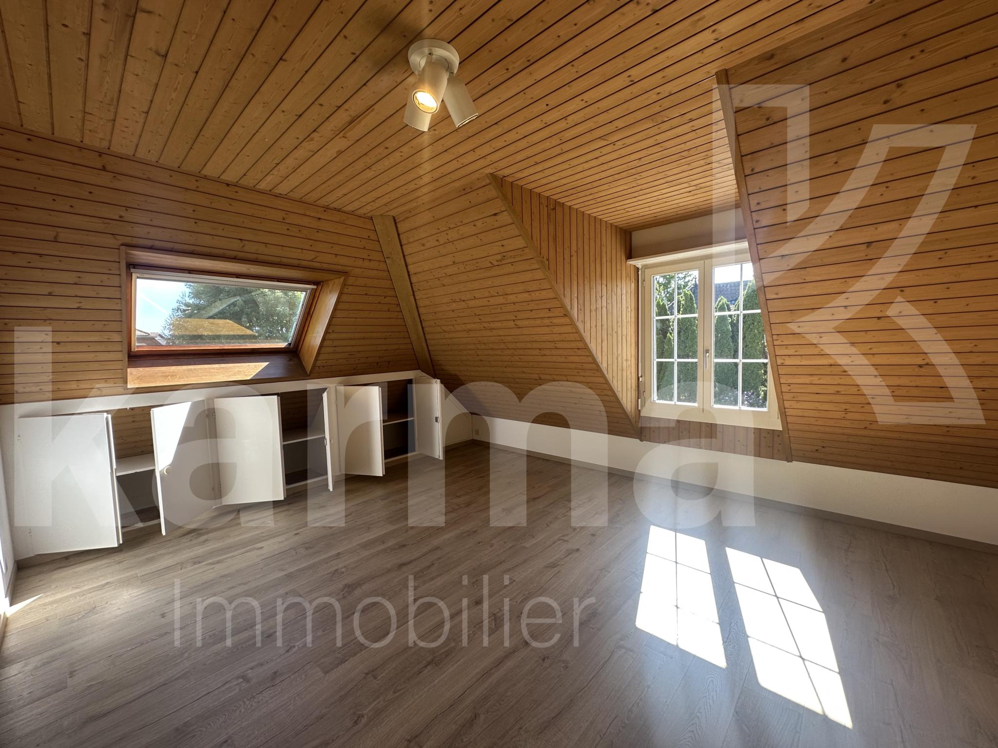 Dachgeschosszimmer mit Holzverkleidung