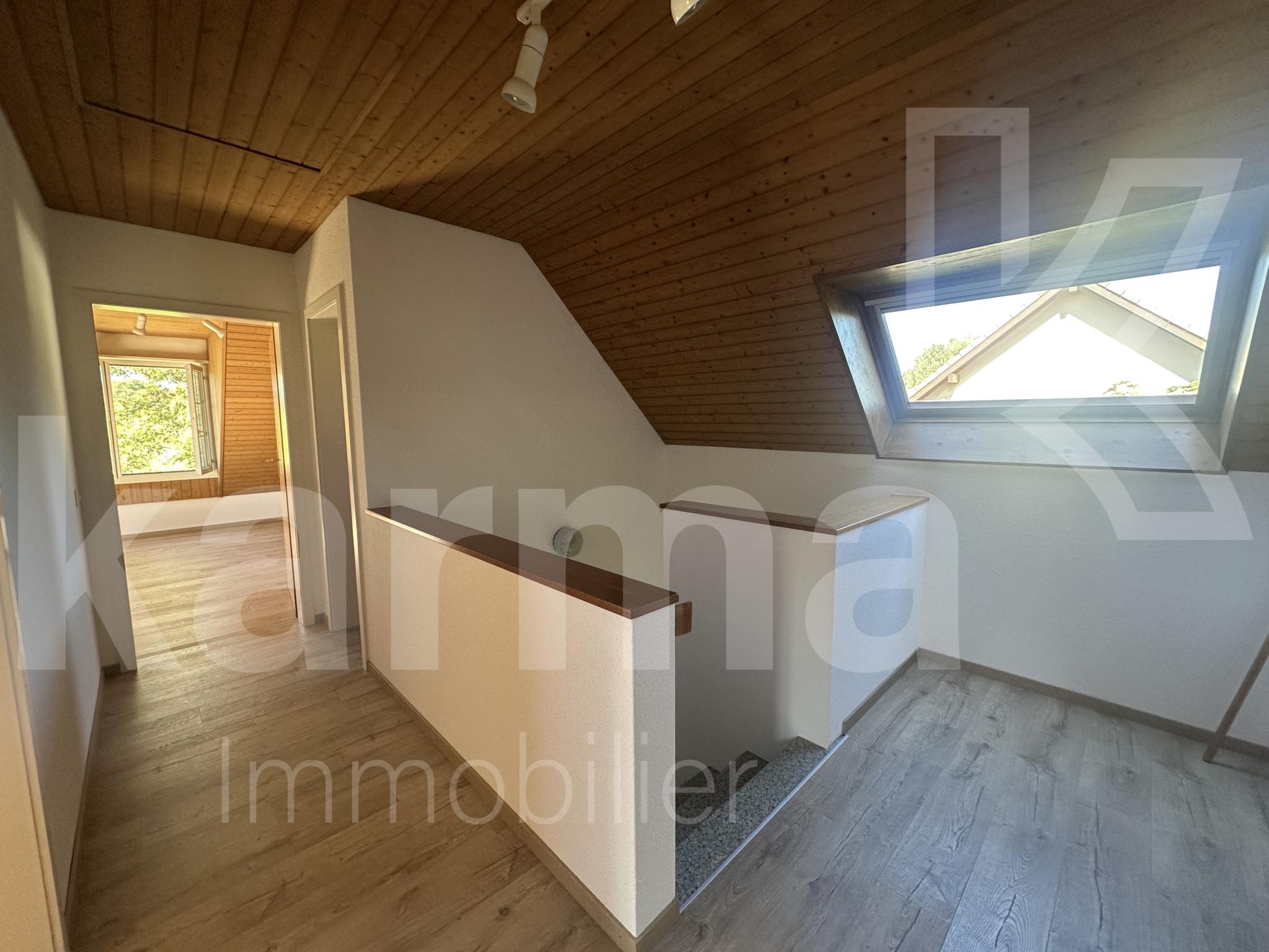 Dachgeschoss-Flur mit Holzdecke und Dachfenster