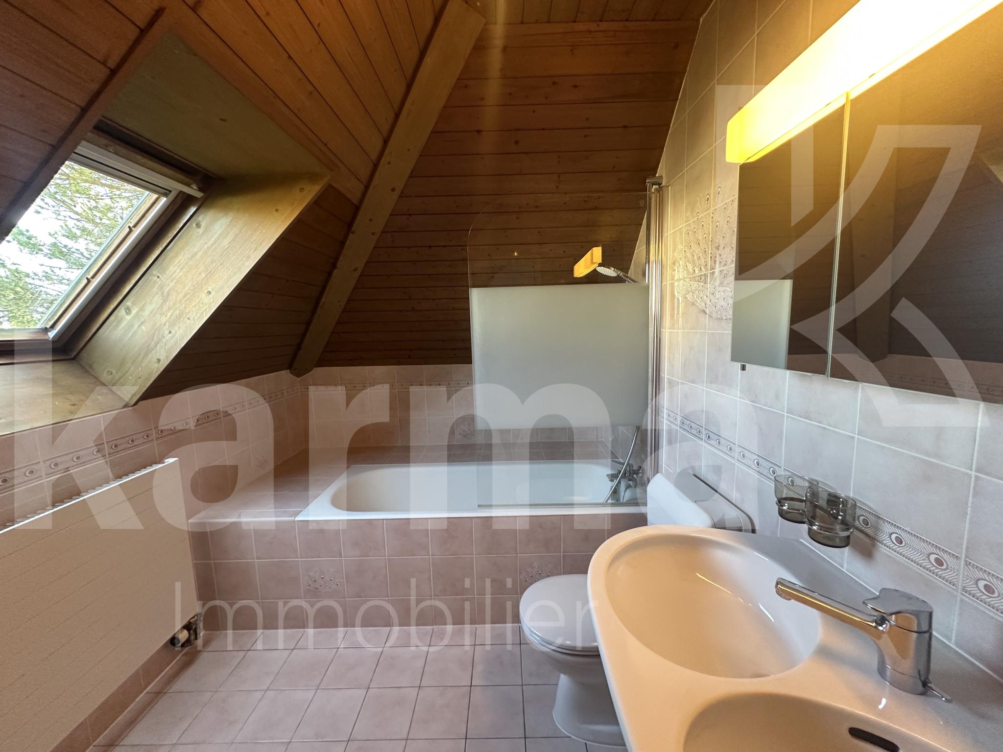Dachgeschossbad mit Badewanne und WC