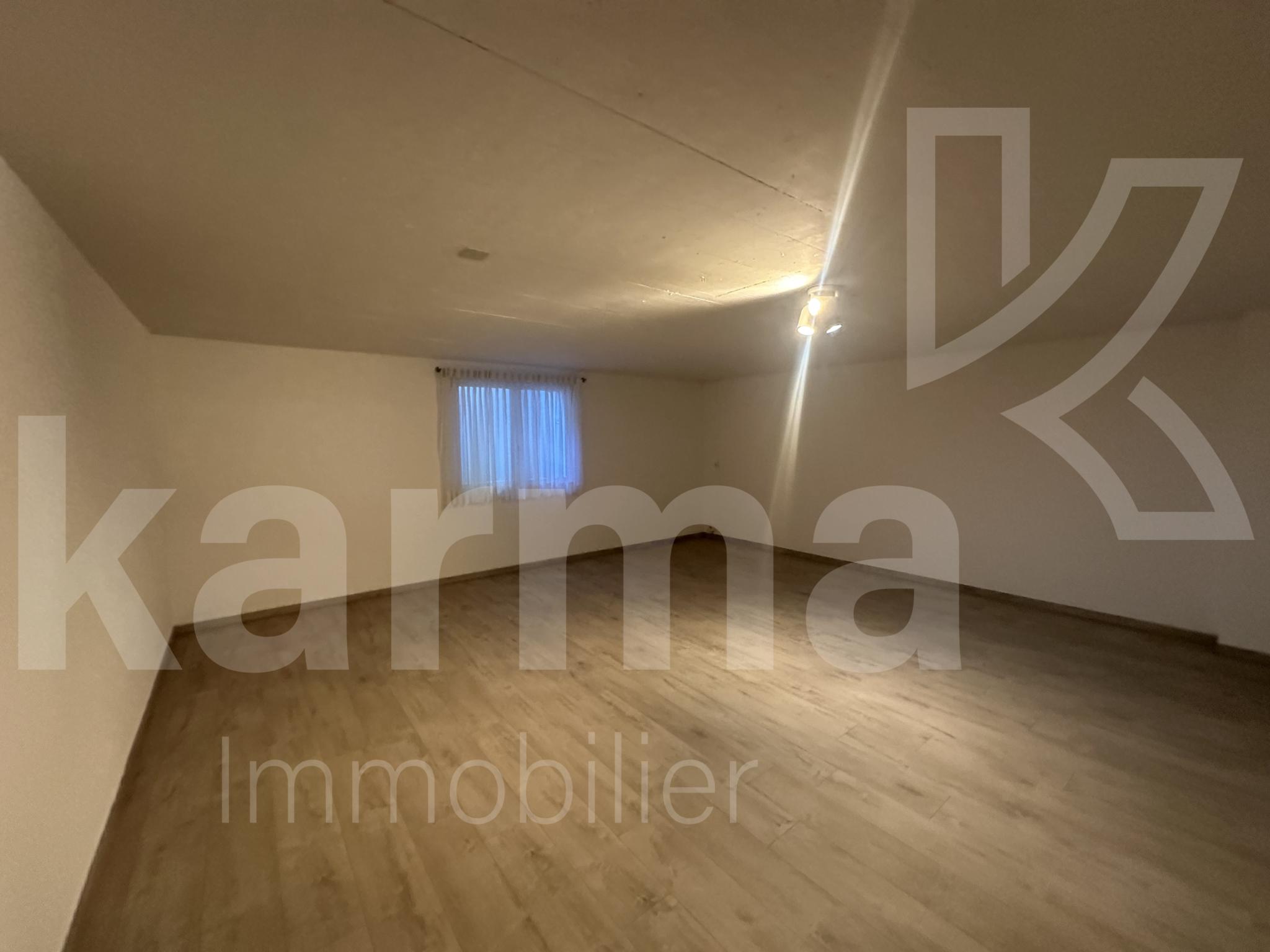 Leerer Innenraum mit Holzoptikboden