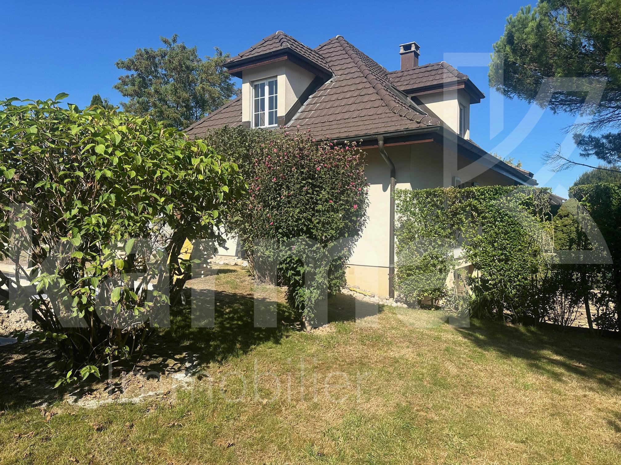Einfamilienhaus mit Gartenansicht