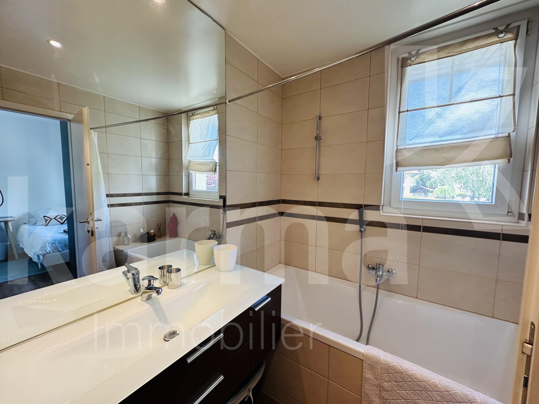 Modernes Badezimmer mit Badewanne und Fenster