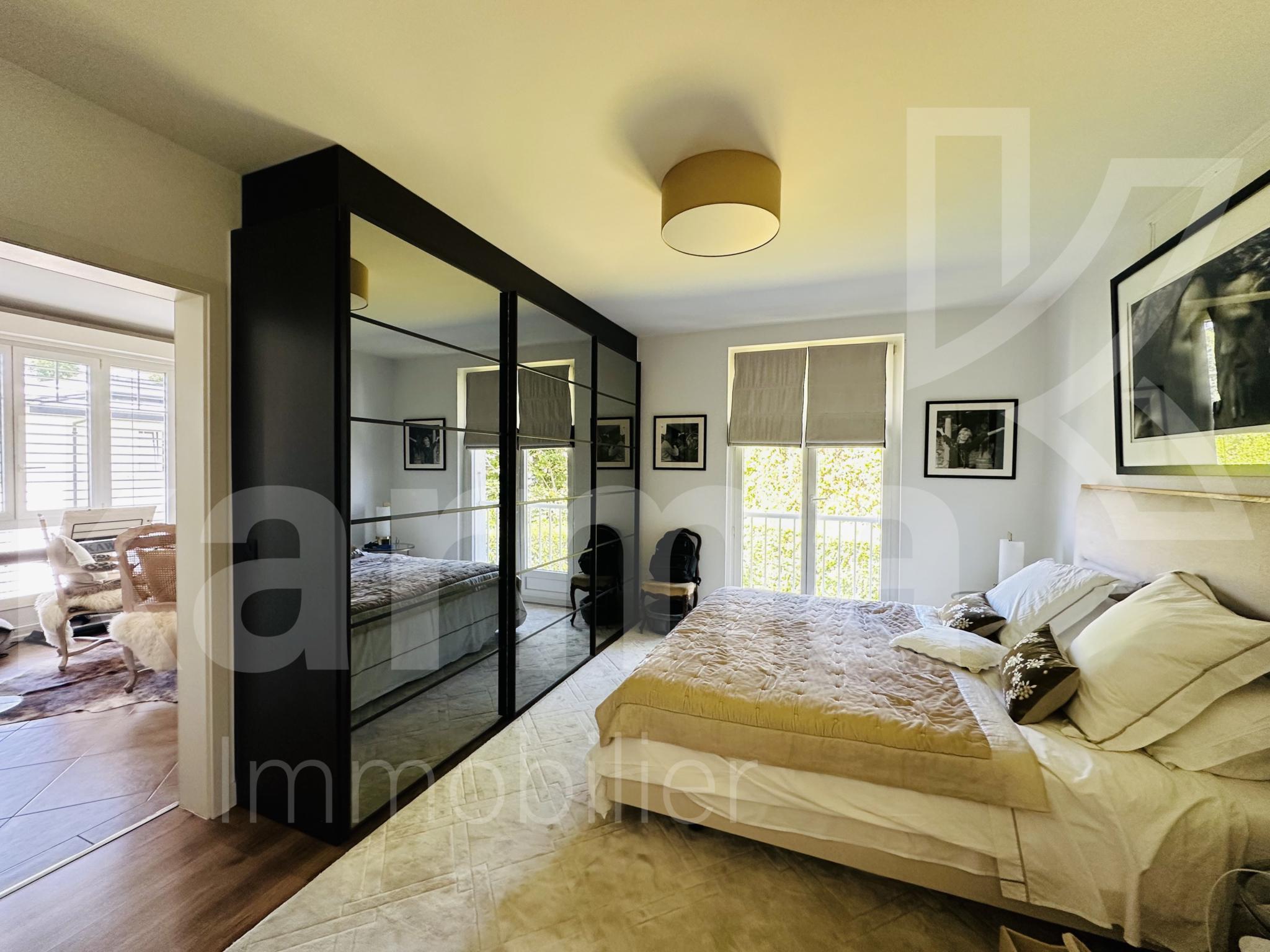 Schlafzimmer mit angrenzendem Sitzbereich
