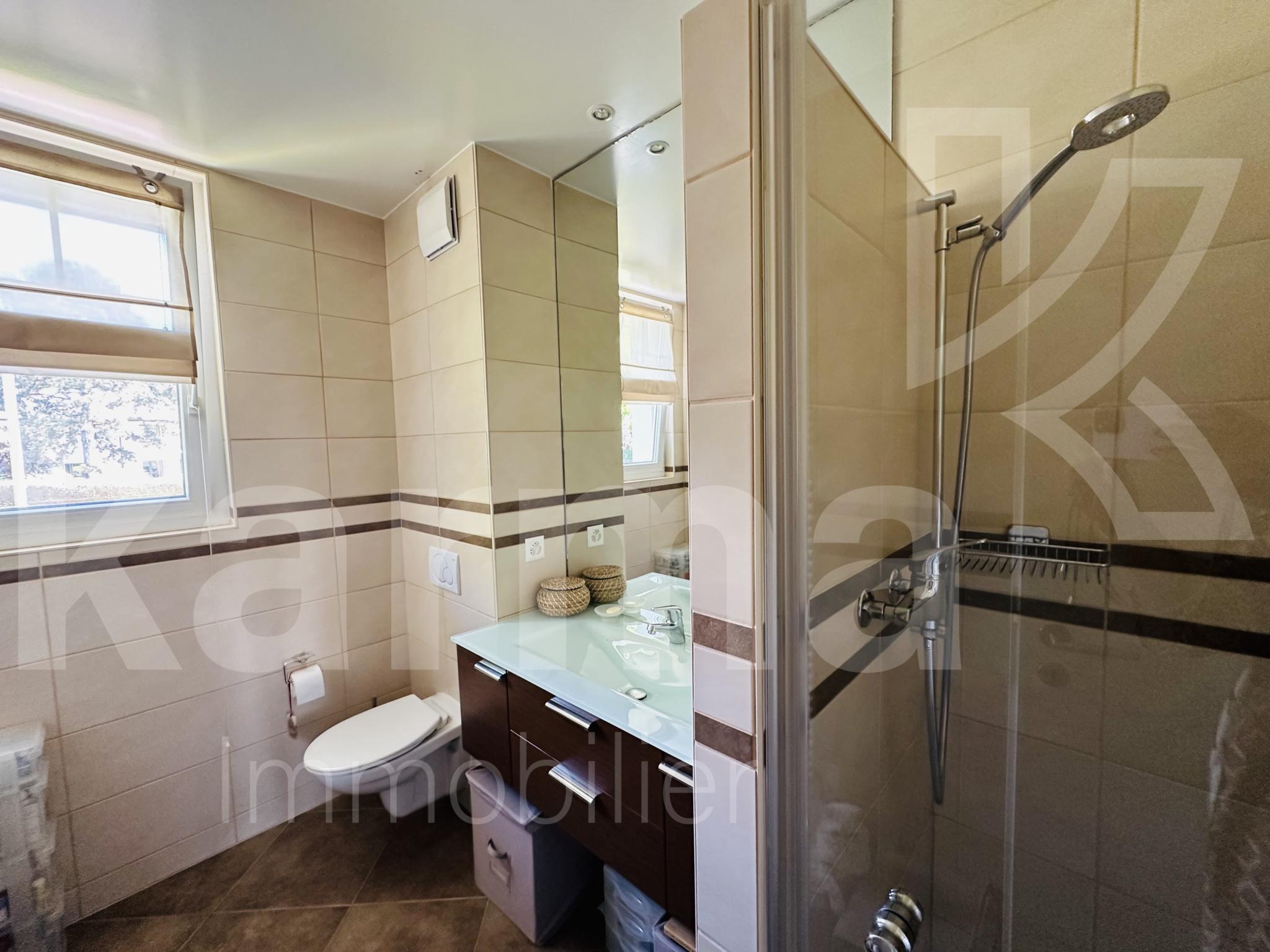 Beige Badezimmer mit Dusche und Waschtisch