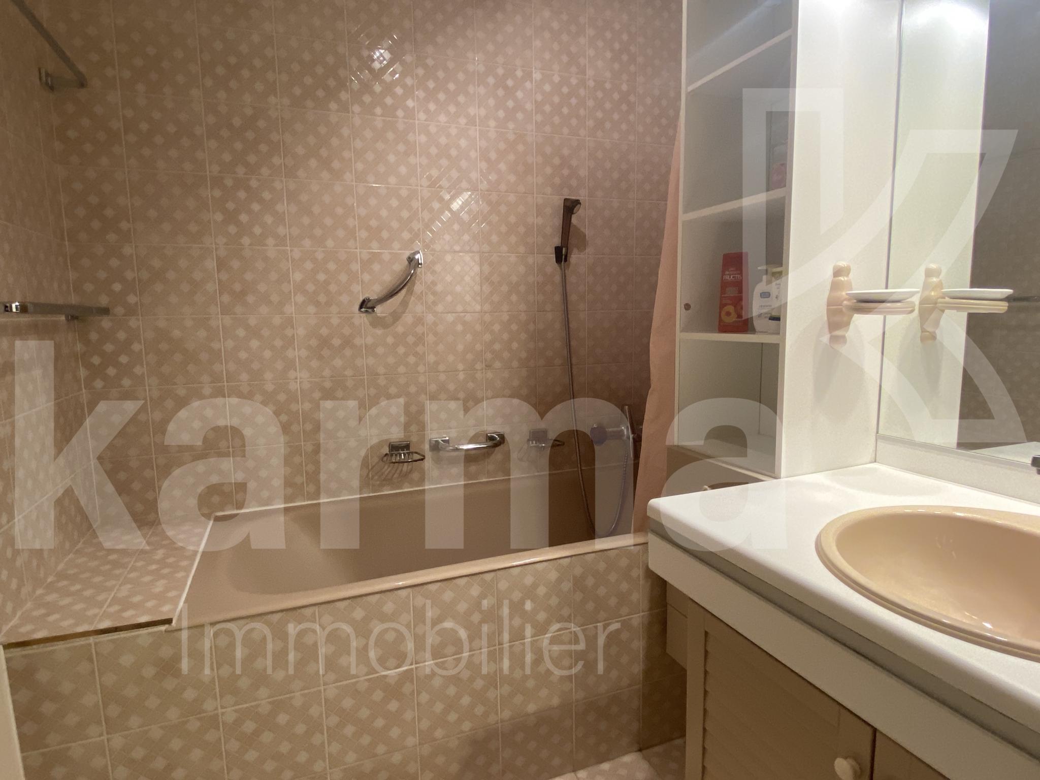 Badezimmer mit Badewanne und Waschplatz