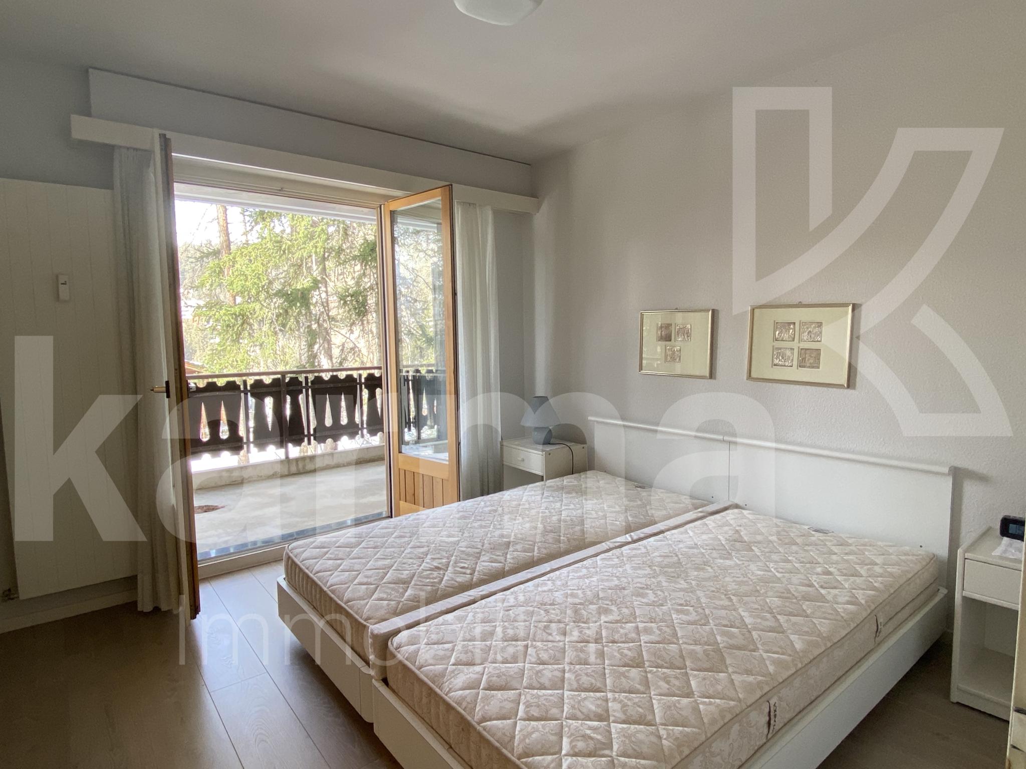 Helles Schlafzimmer mit Balkonzugang