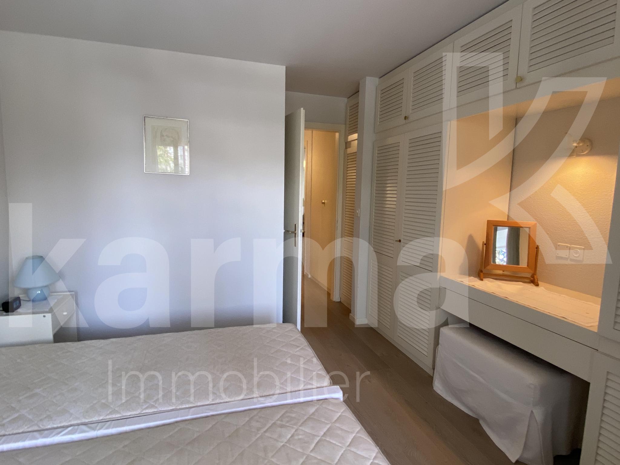 Helles Schlafzimmer mit Einbauschränken