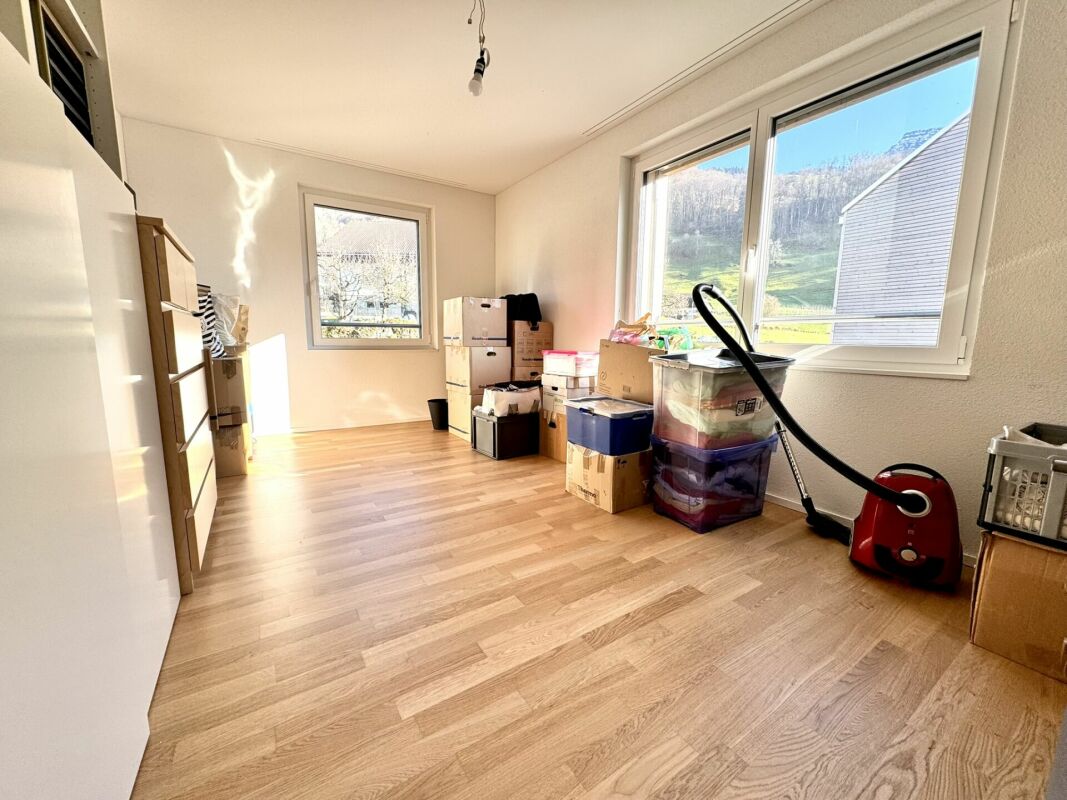 Helles, unfertig genutztes Zimmer mit Kartons