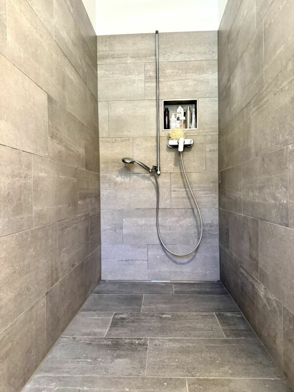 Begehbare Dusche mit Steinoptik