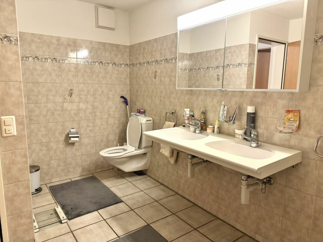 Badezimmer mit Doppelwaschbecken und WC