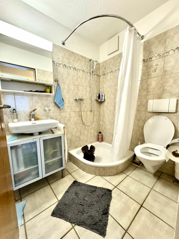 Badezimmer mit Dusche und WC