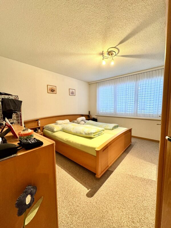 Schlafzimmer mit Doppelbett und Fenster