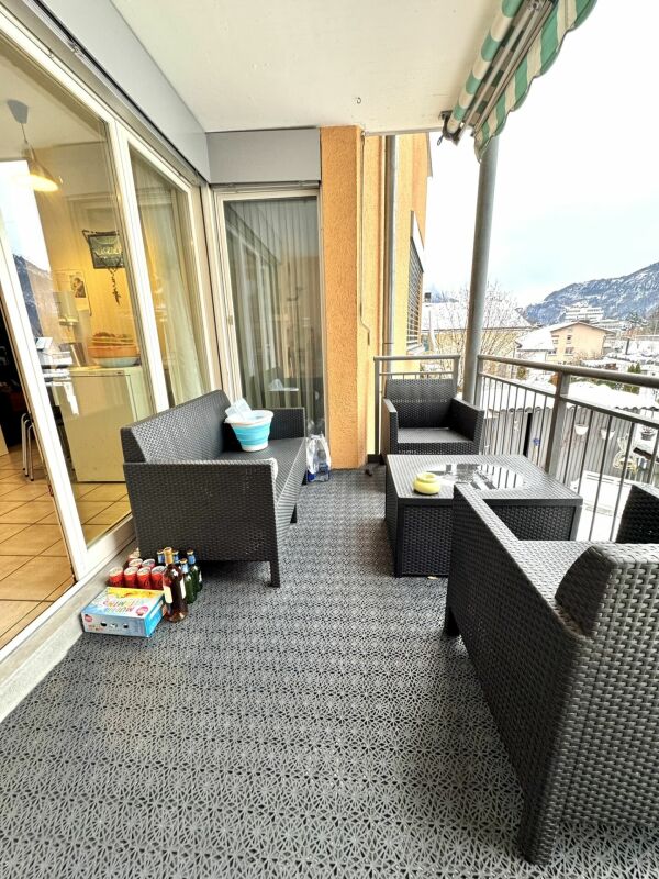 Balkon mit Sitzgruppe und Bergblick