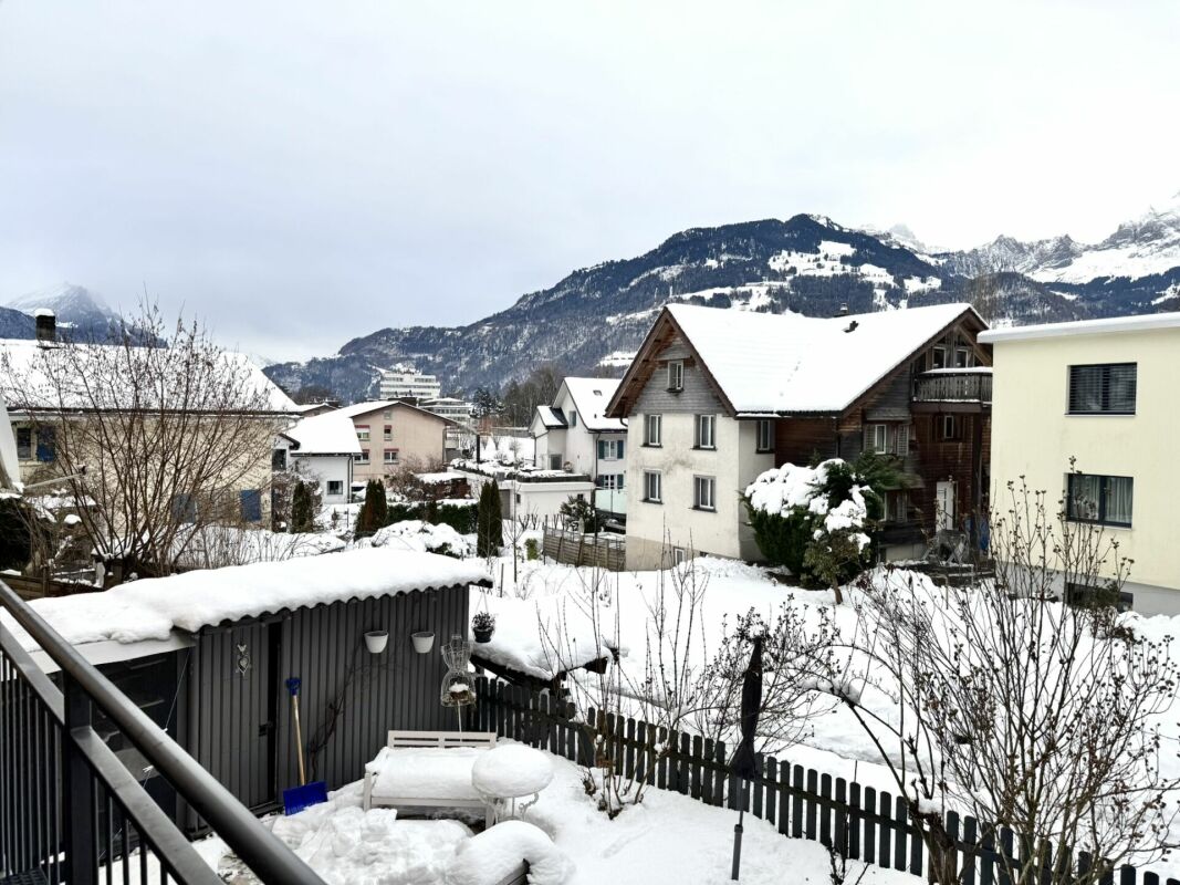 Winterlicher Balkon- und Bergblick