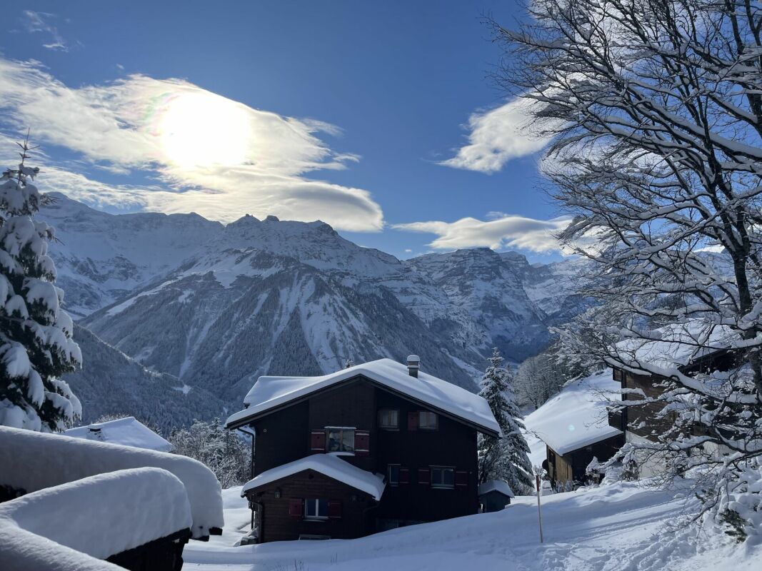 Winterliches Berghaus in verschneiter Alpenlandschaft