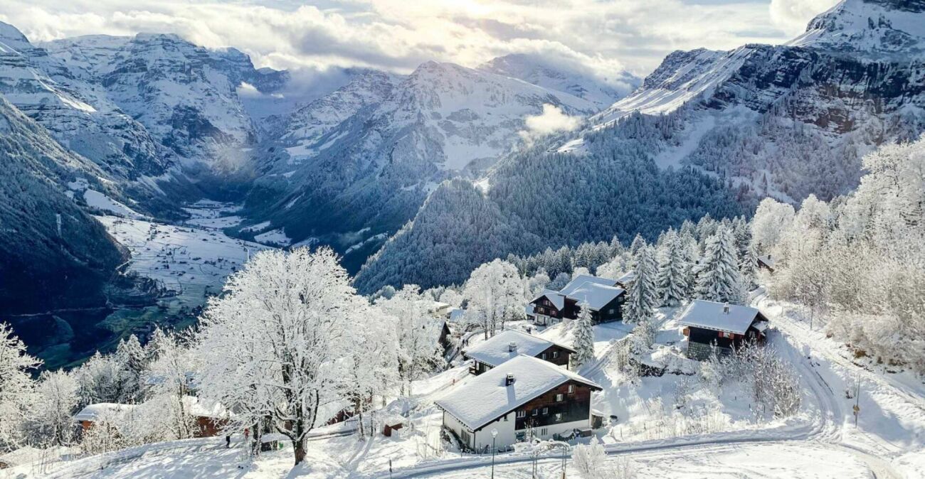 Winterliche Bergsiedlung im Schneetal