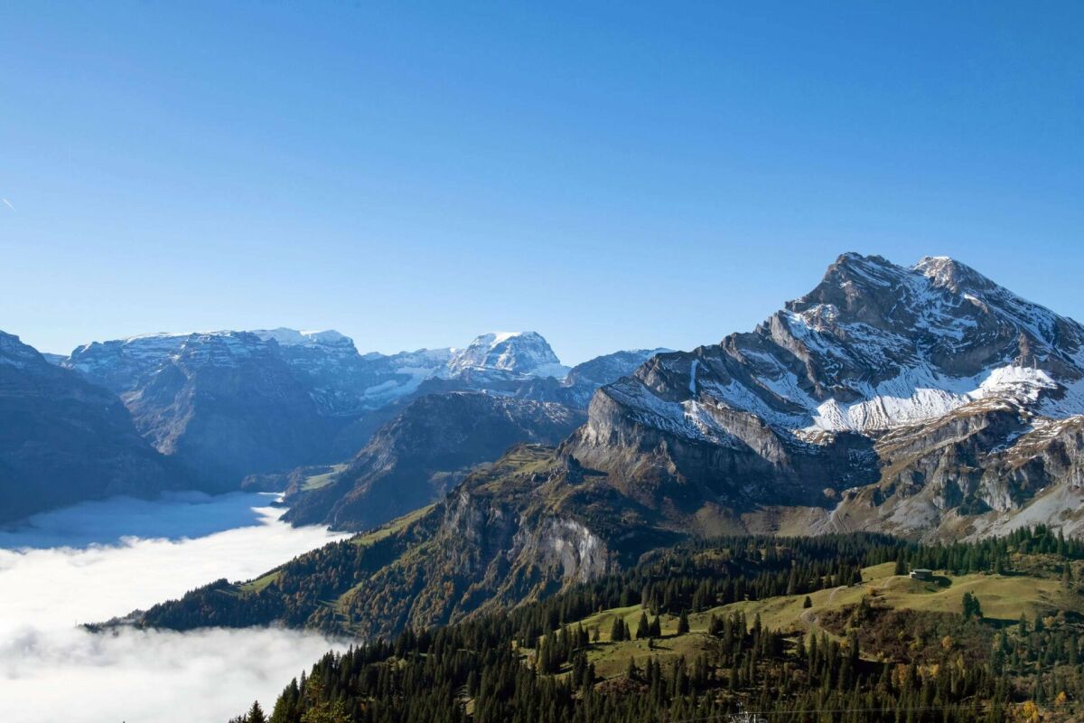 Bergpanorama mit Schneegipfeln