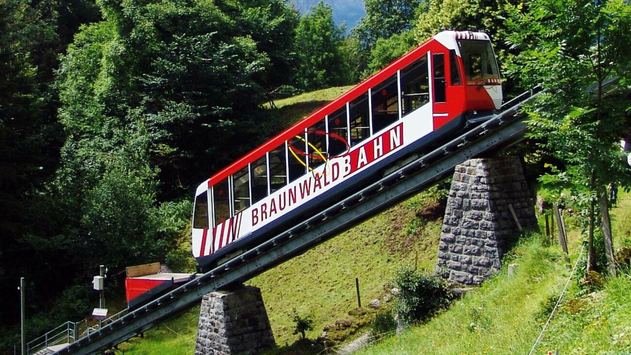 Bergbahn im Wald