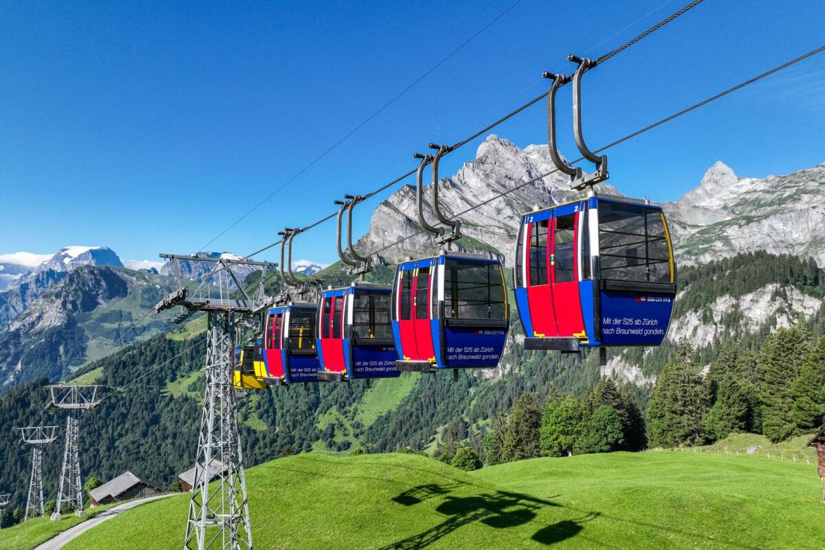 Seilbahnkabinen vor Bergpanorama