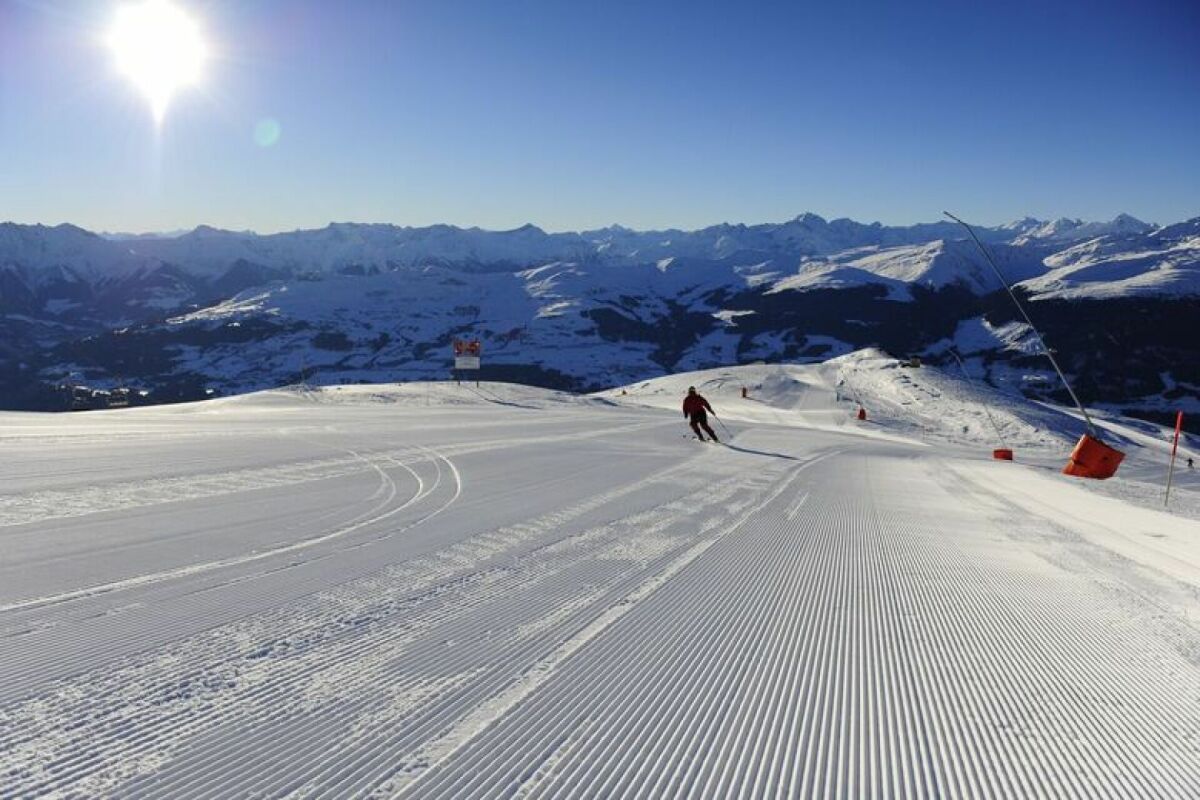 Skiabfahrt mit Bergpanorama