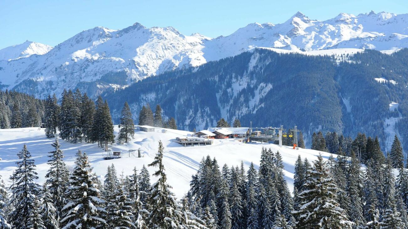 Schneebedecktes Alpenpanorama mit Bergstation