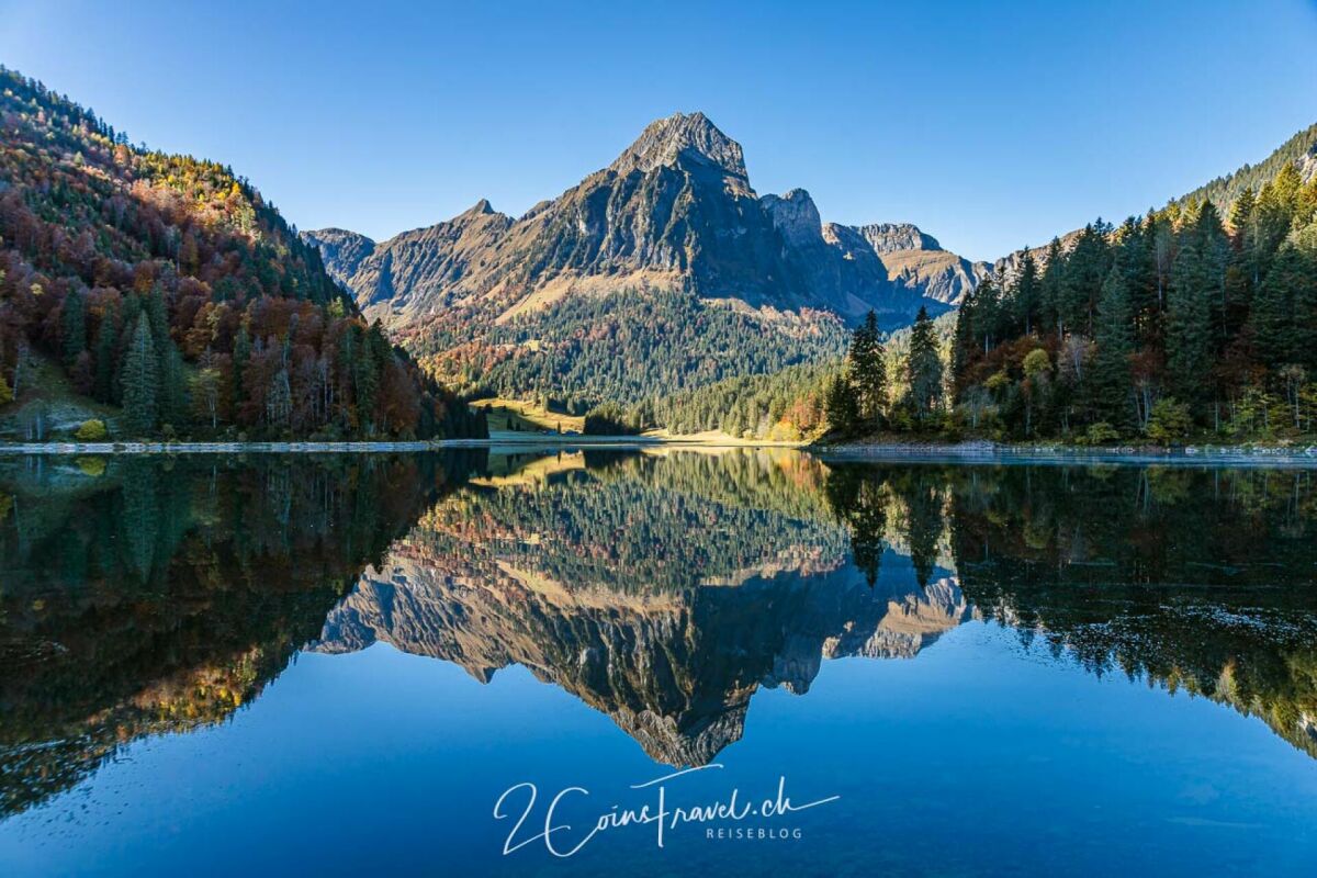 Bergsee mit Spiegelung
